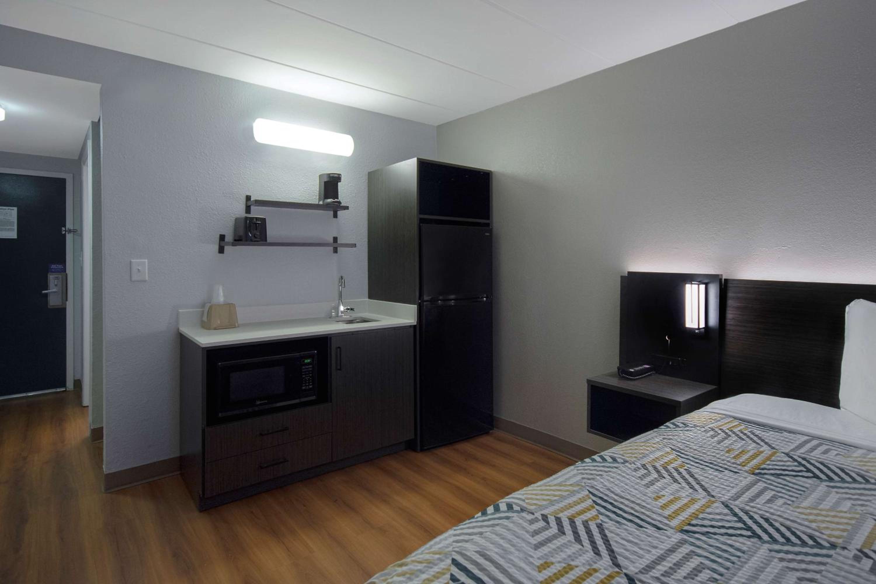 Deluxe King Room - Non-Smoking photo 3