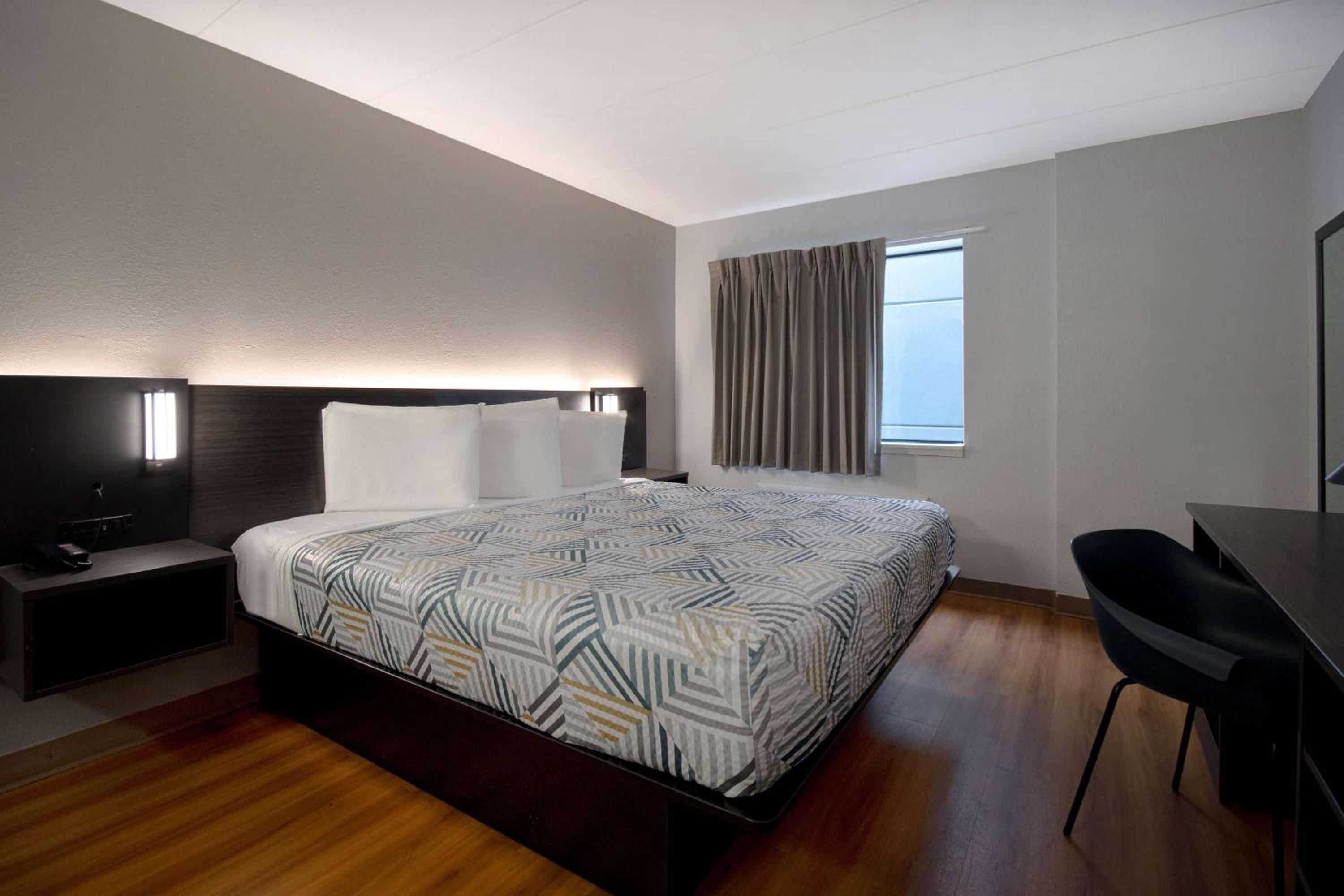 Deluxe King Room - Non-Smoking photo 1