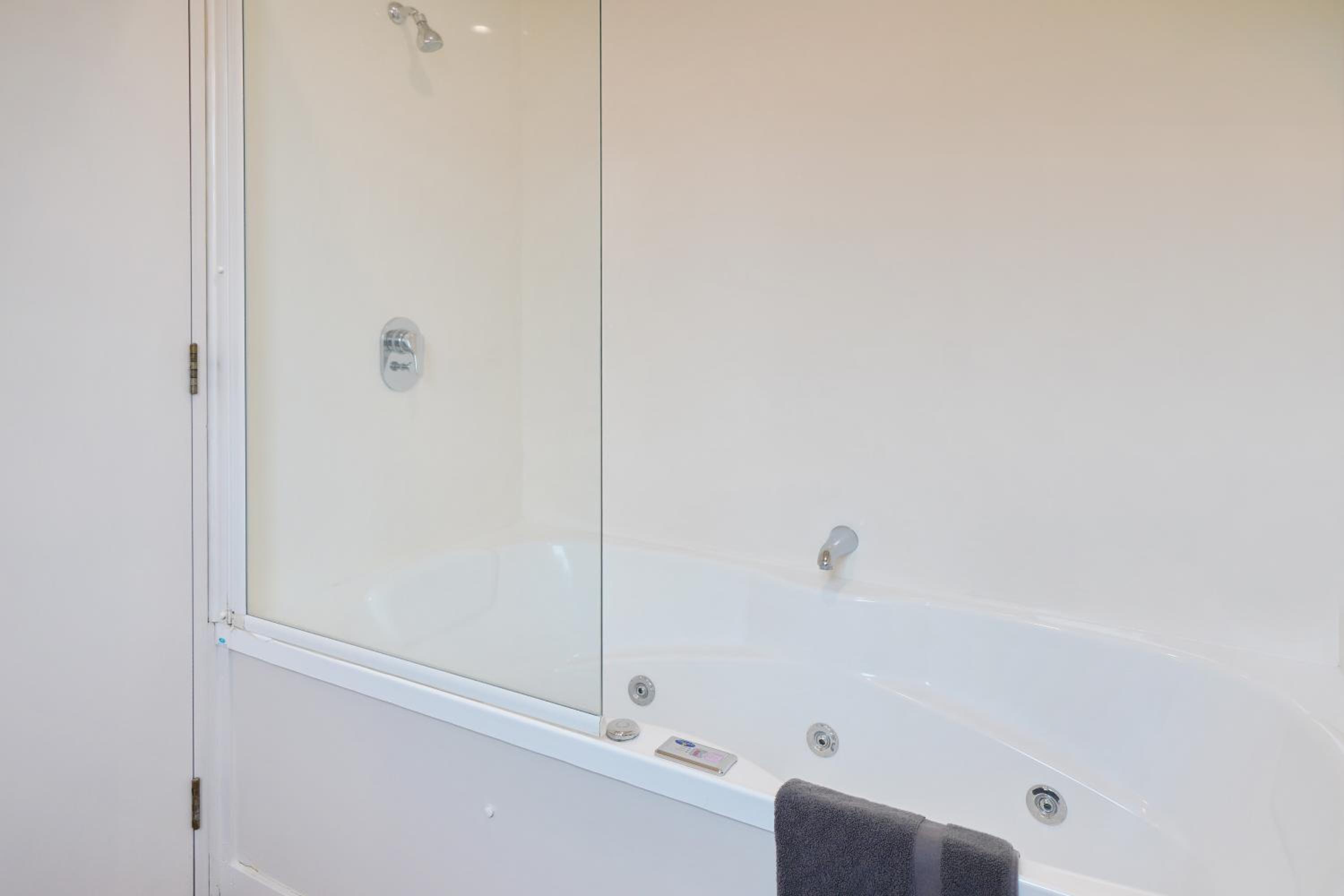 Studio with Spa Bath - Photo 8