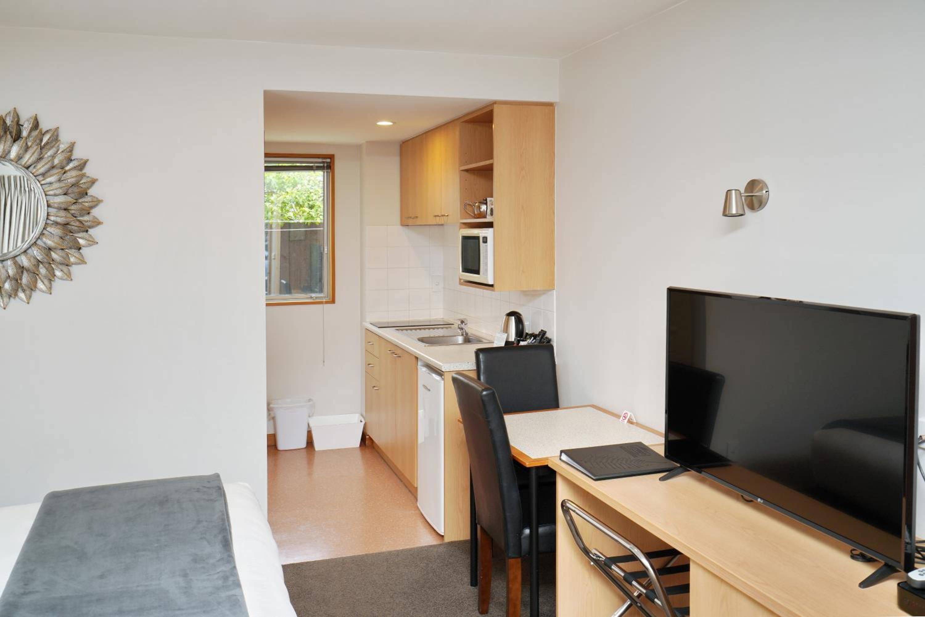 Studio with Spa Bath - Photo 7