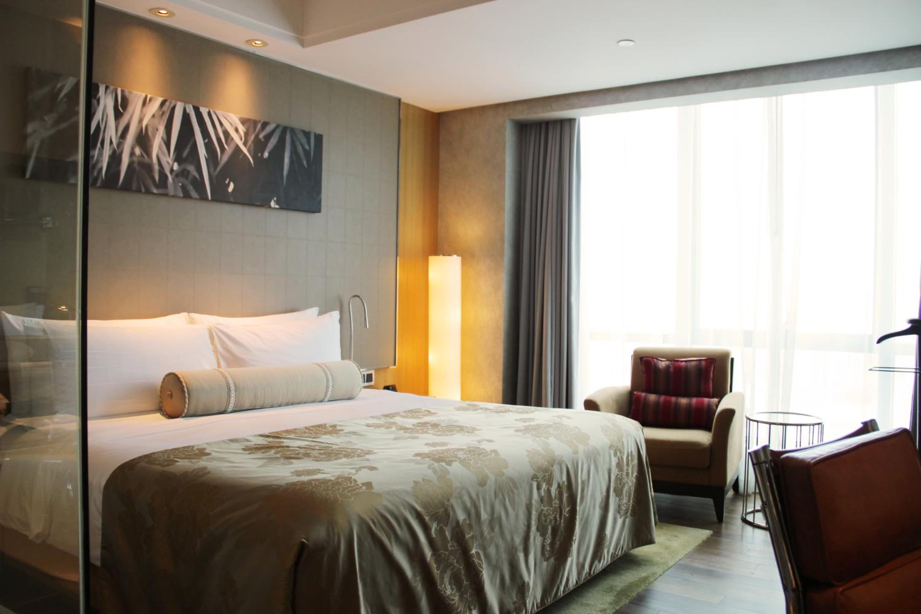 Executive Double Room thumbnail 6