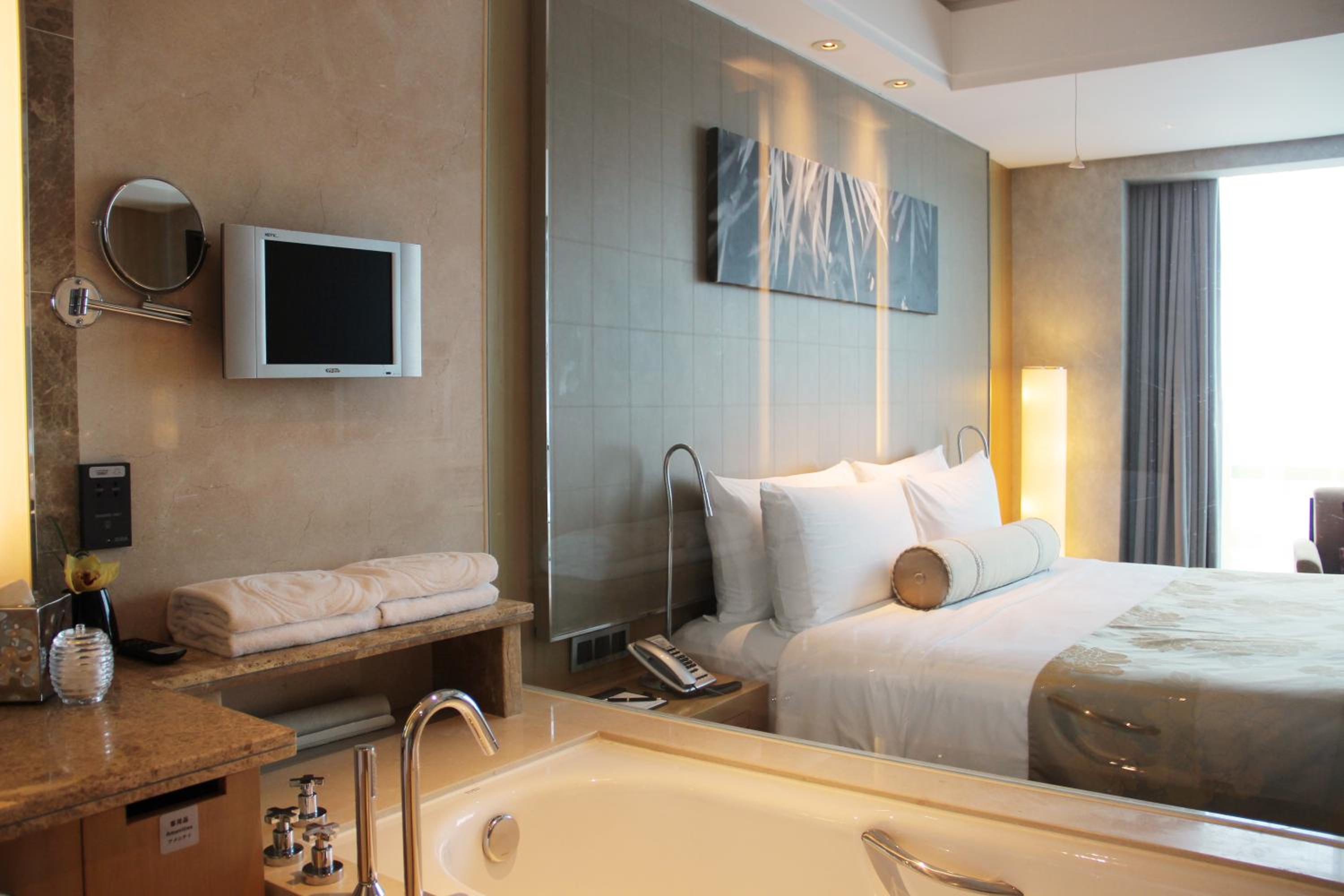 Executive Double Room thumbnail 5
