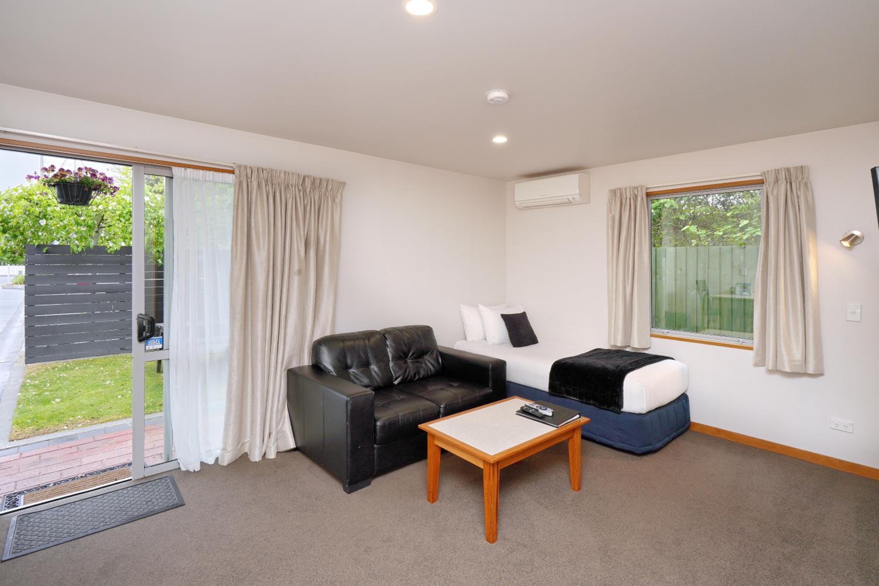 Family Room with Private Bathroom photo 3