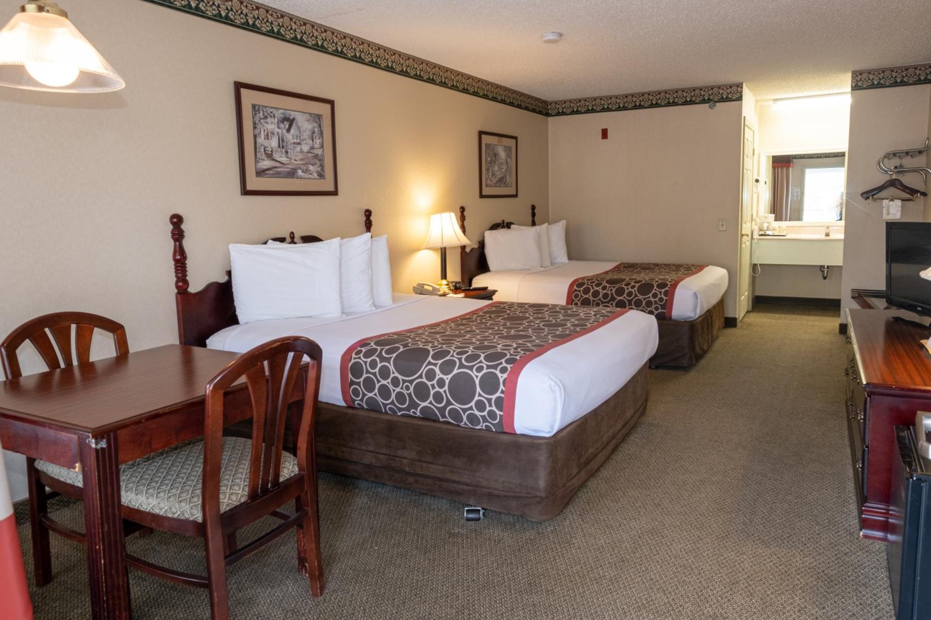 Queen Room with Two Queen Beds - Non-Smoking - Photo 1