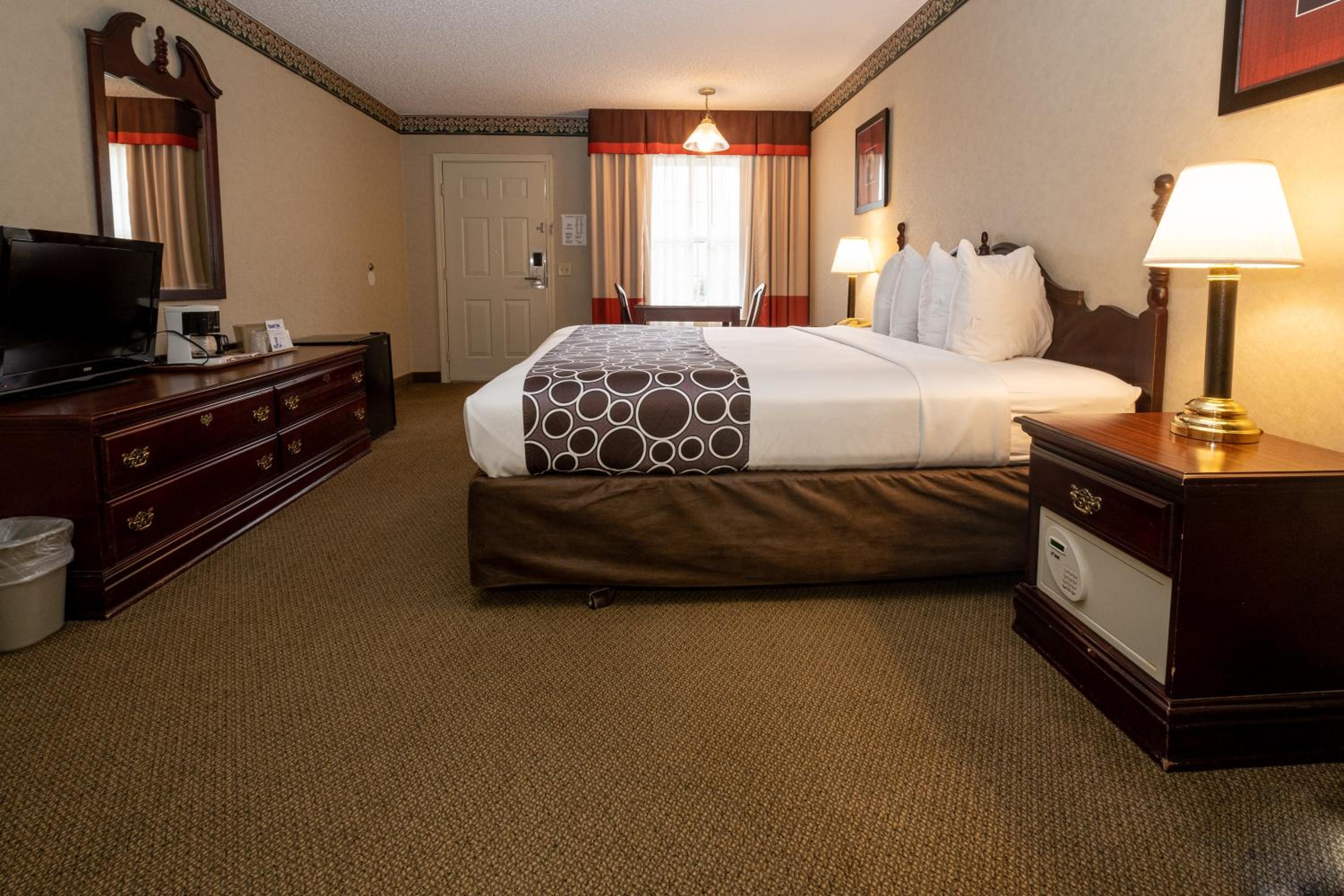 King Room - Non-Smoking - Photo 3