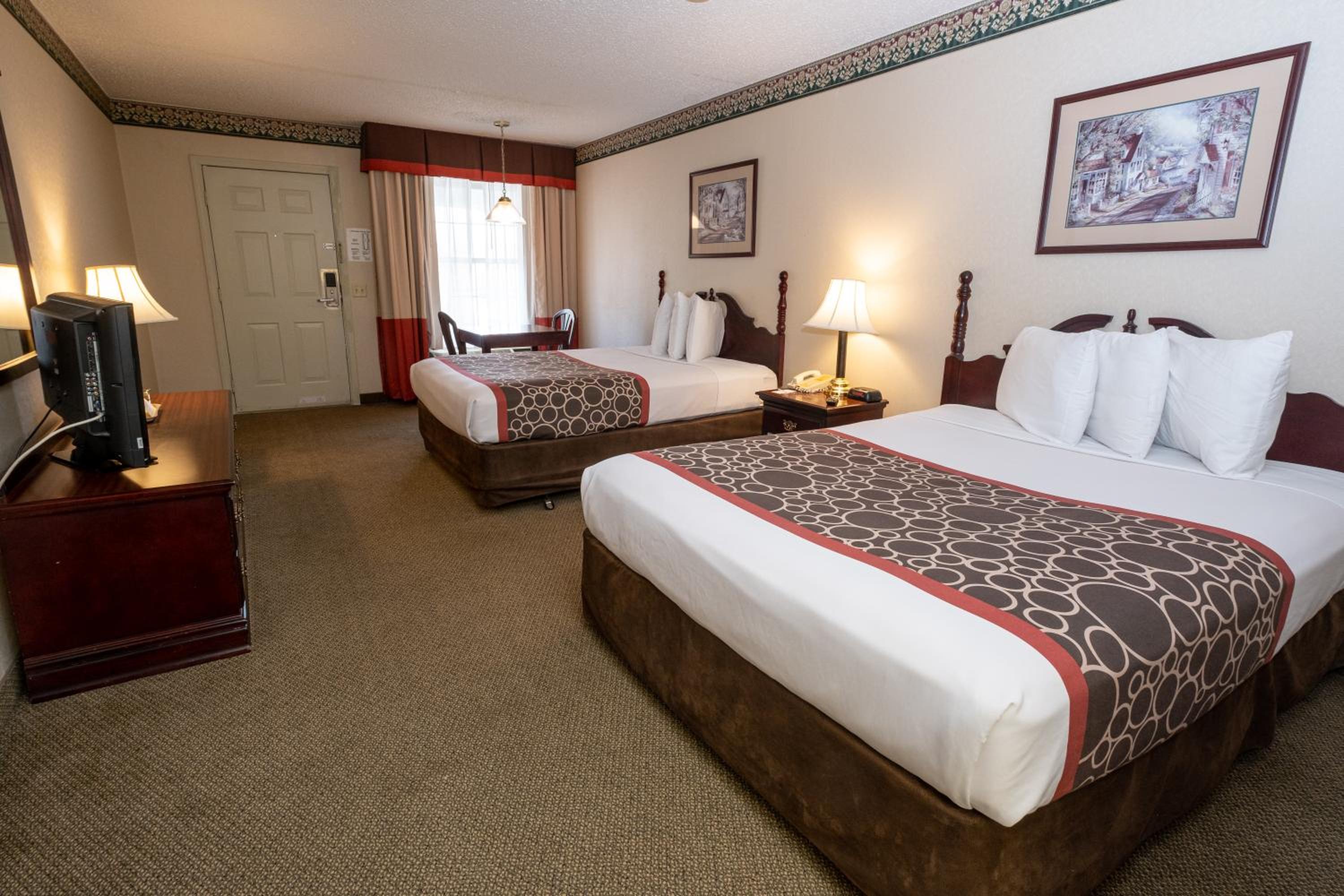 Queen Room with Two Queen Beds - Non-Smoking - Photo 2