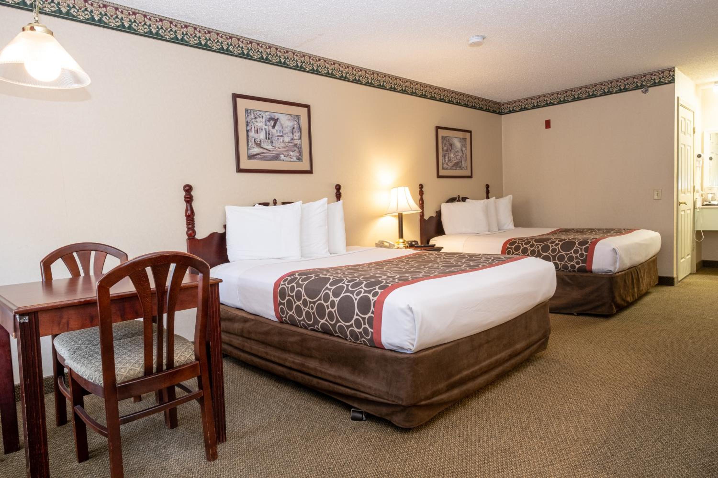 Queen Room with Two Queen Beds - Non-Smoking - Photo 3