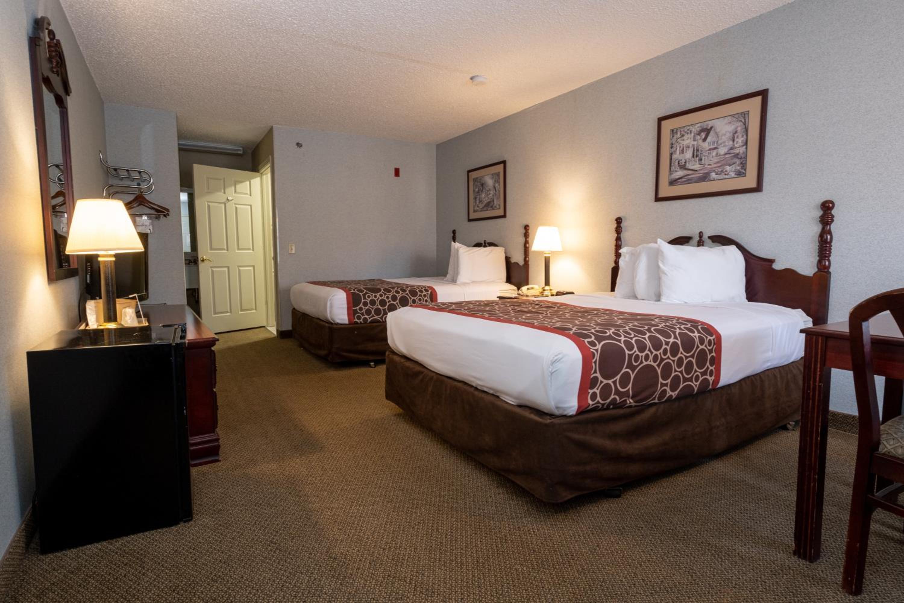 Queen Room with Two Queen Beds - Non-Smoking - Photo 4