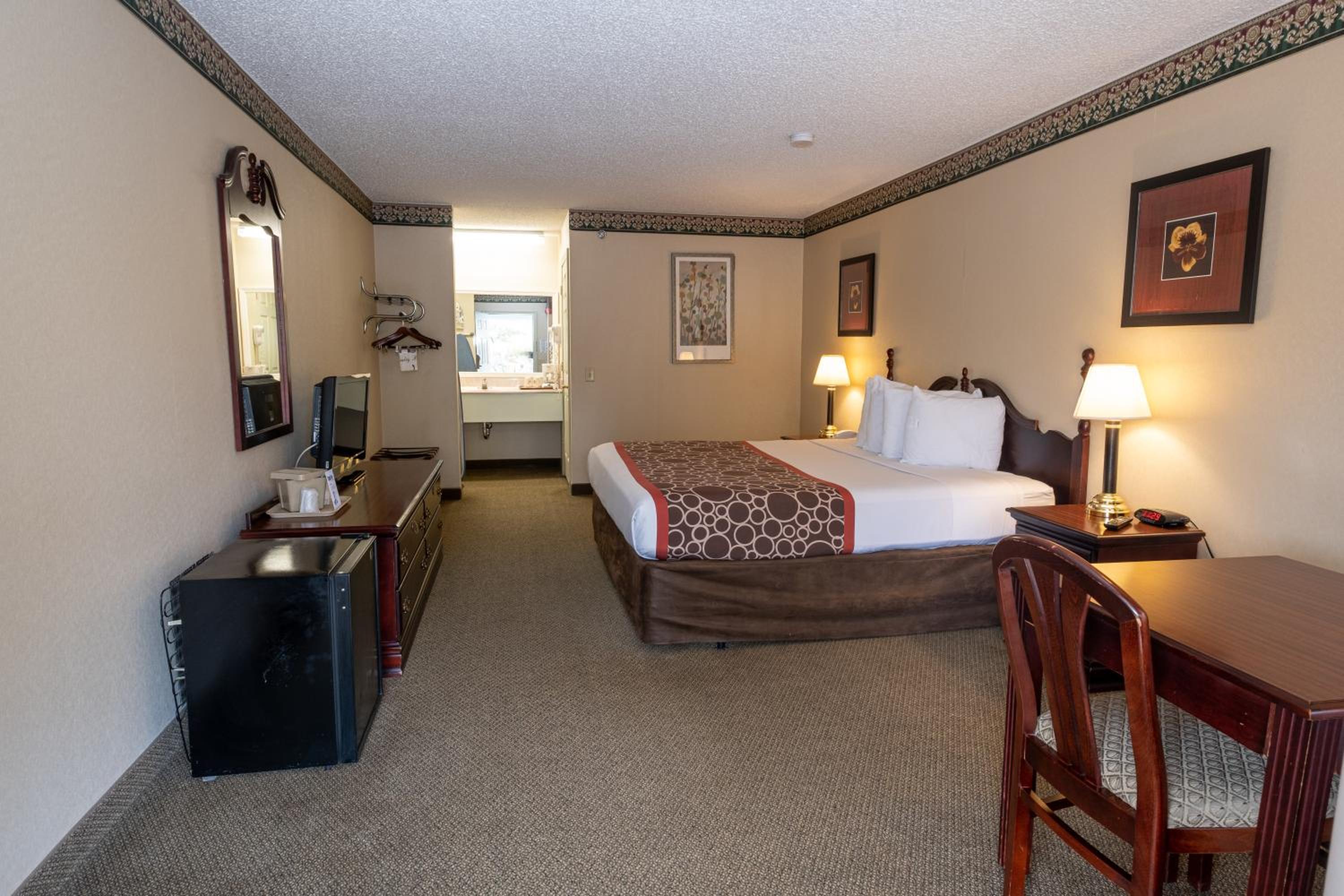 King Room - Non-Smoking - Photo 9