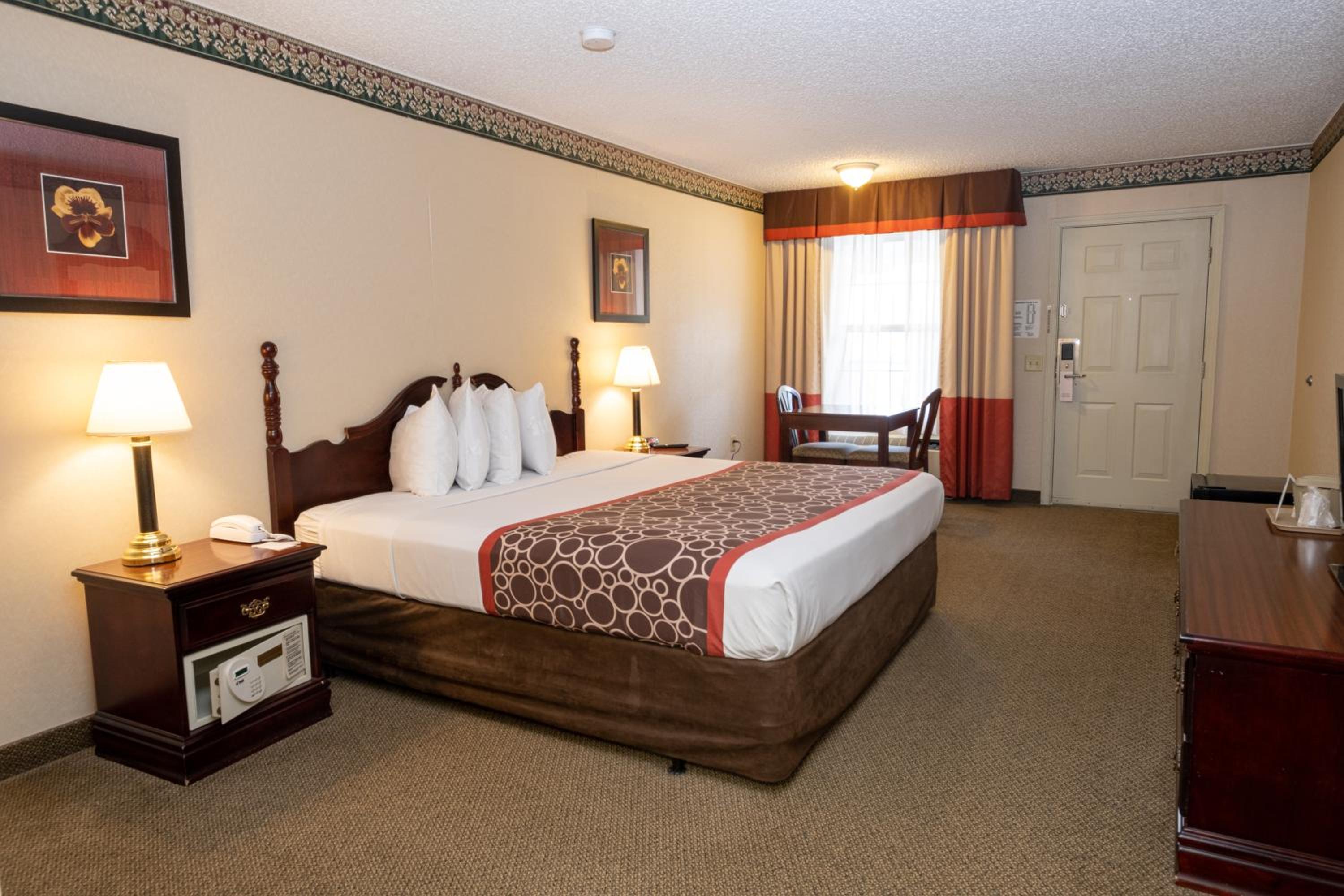 King Room - Non-Smoking - Photo 2