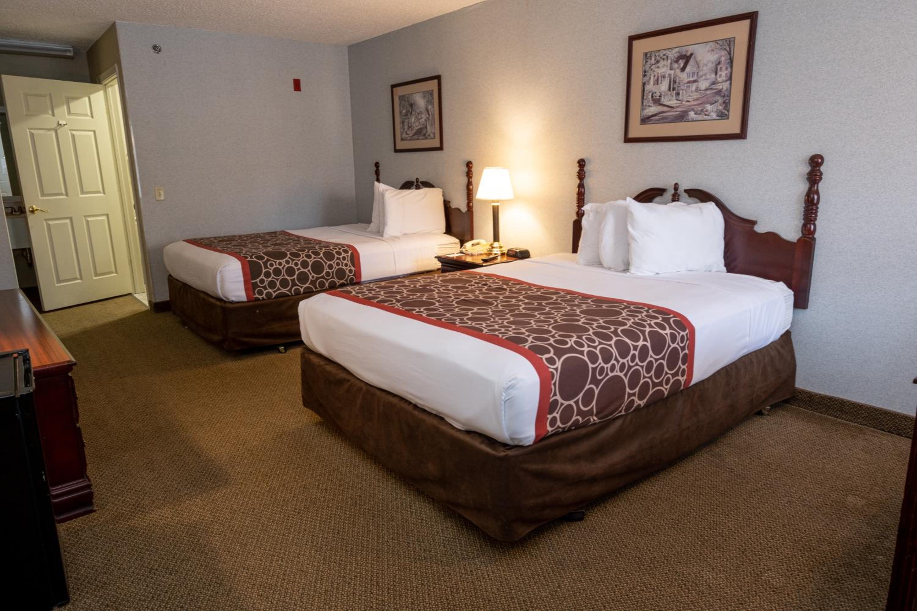 Queen Room with Two Queen Beds - Non-Smoking - Photo 5