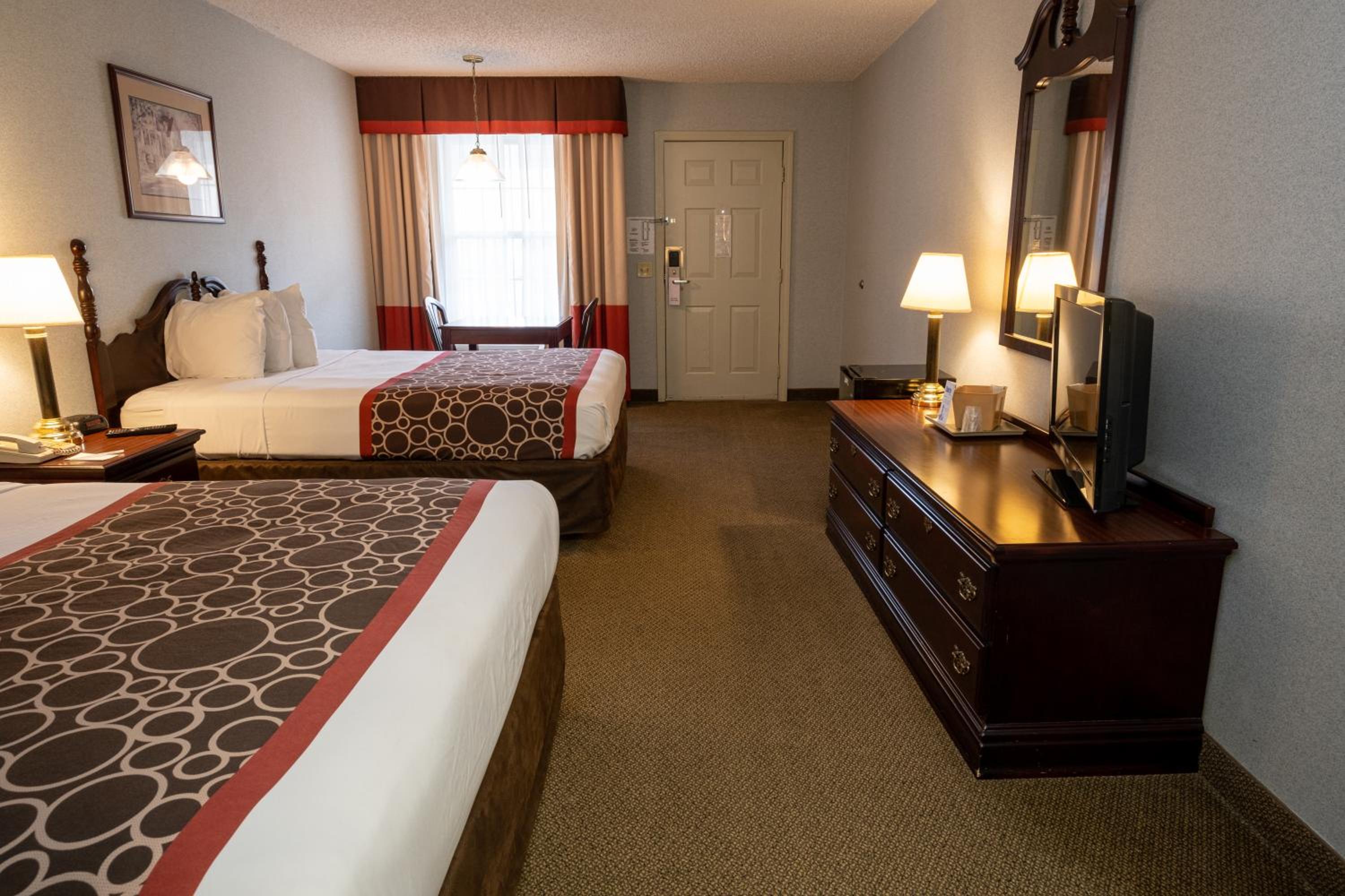 Queen Room with Two Queen Beds - Non-Smoking - Photo 6