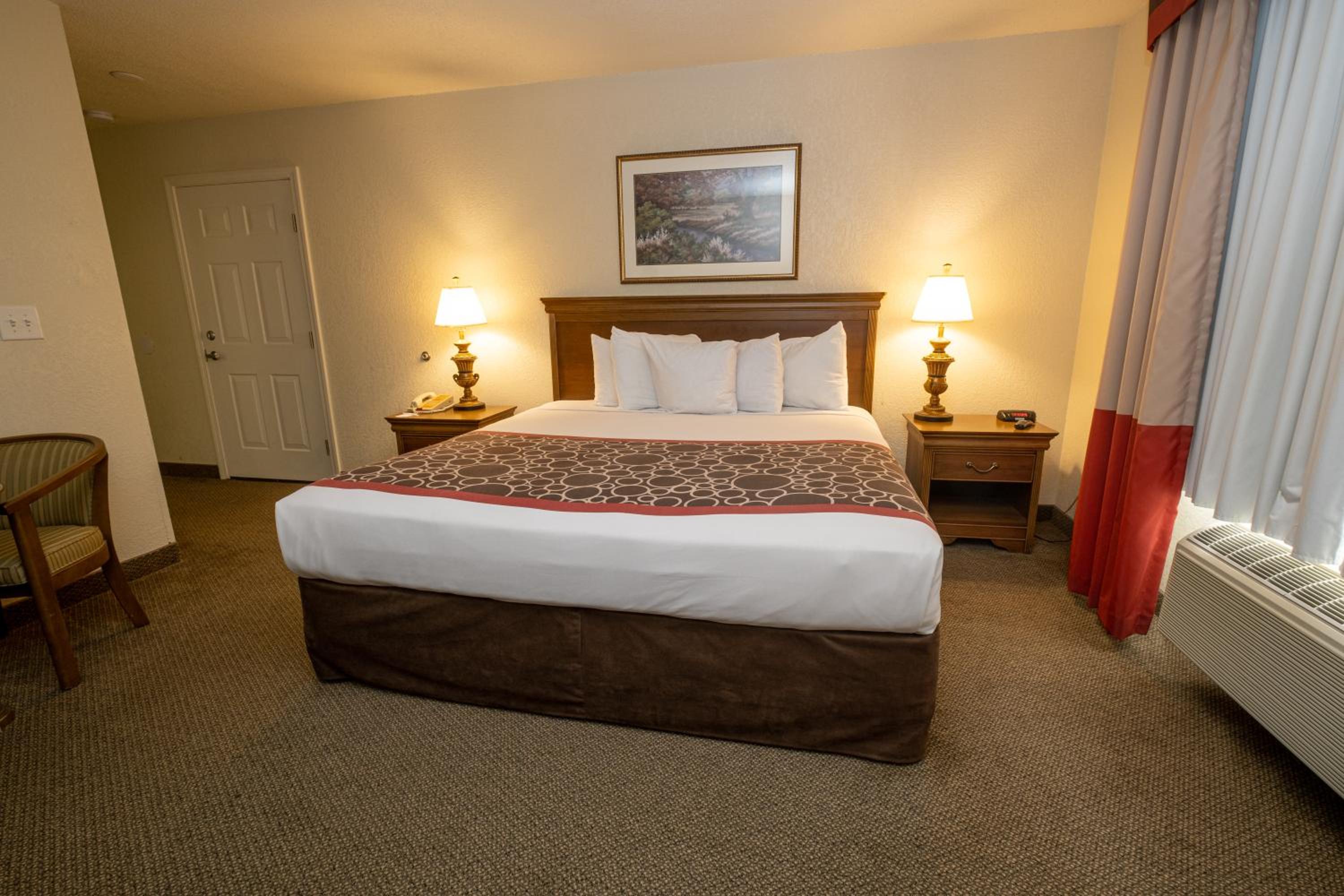 King Room with Hot Tub - Non-Smoking photo 2