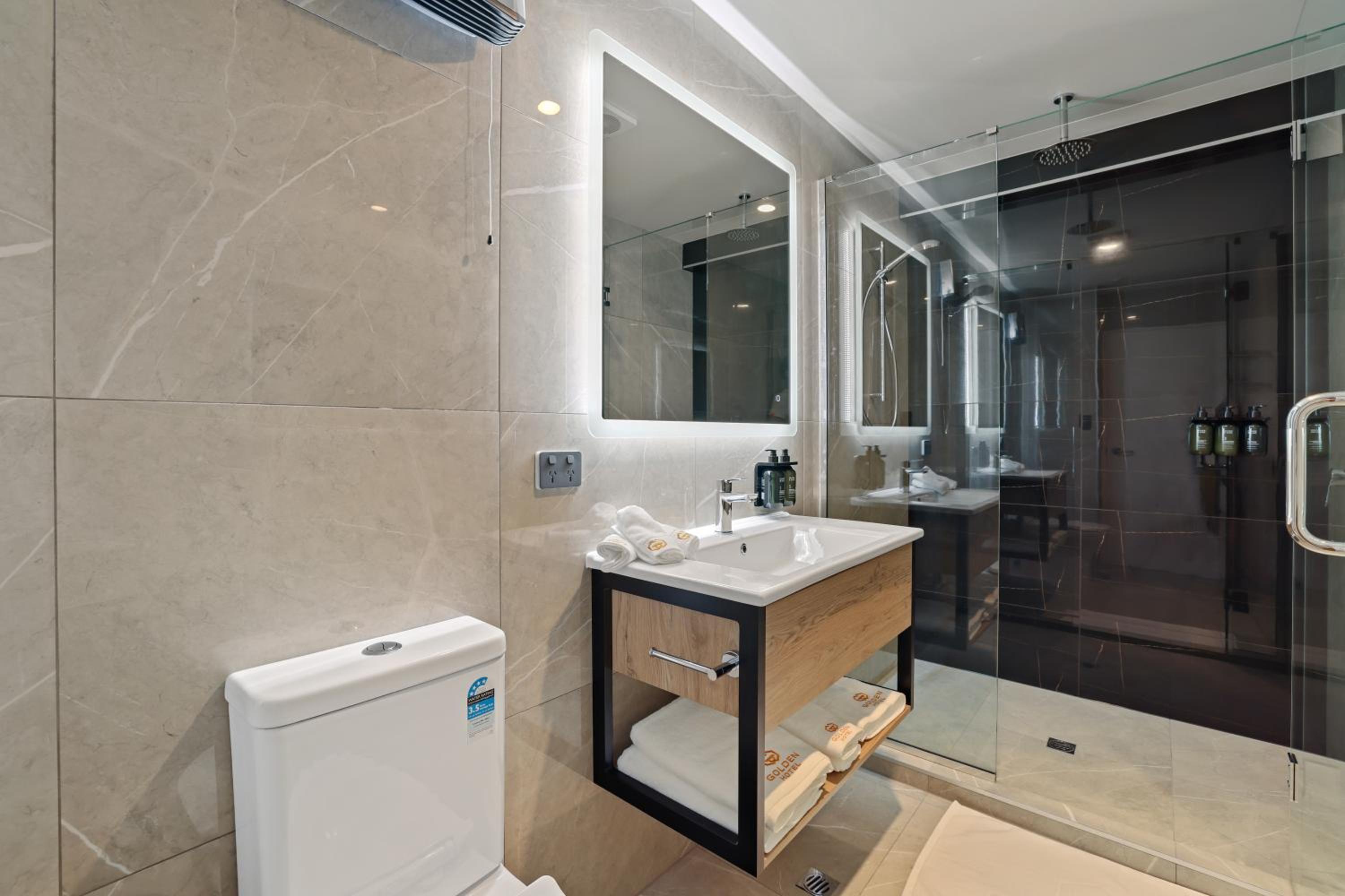 Deluxe King Room - Photo 7