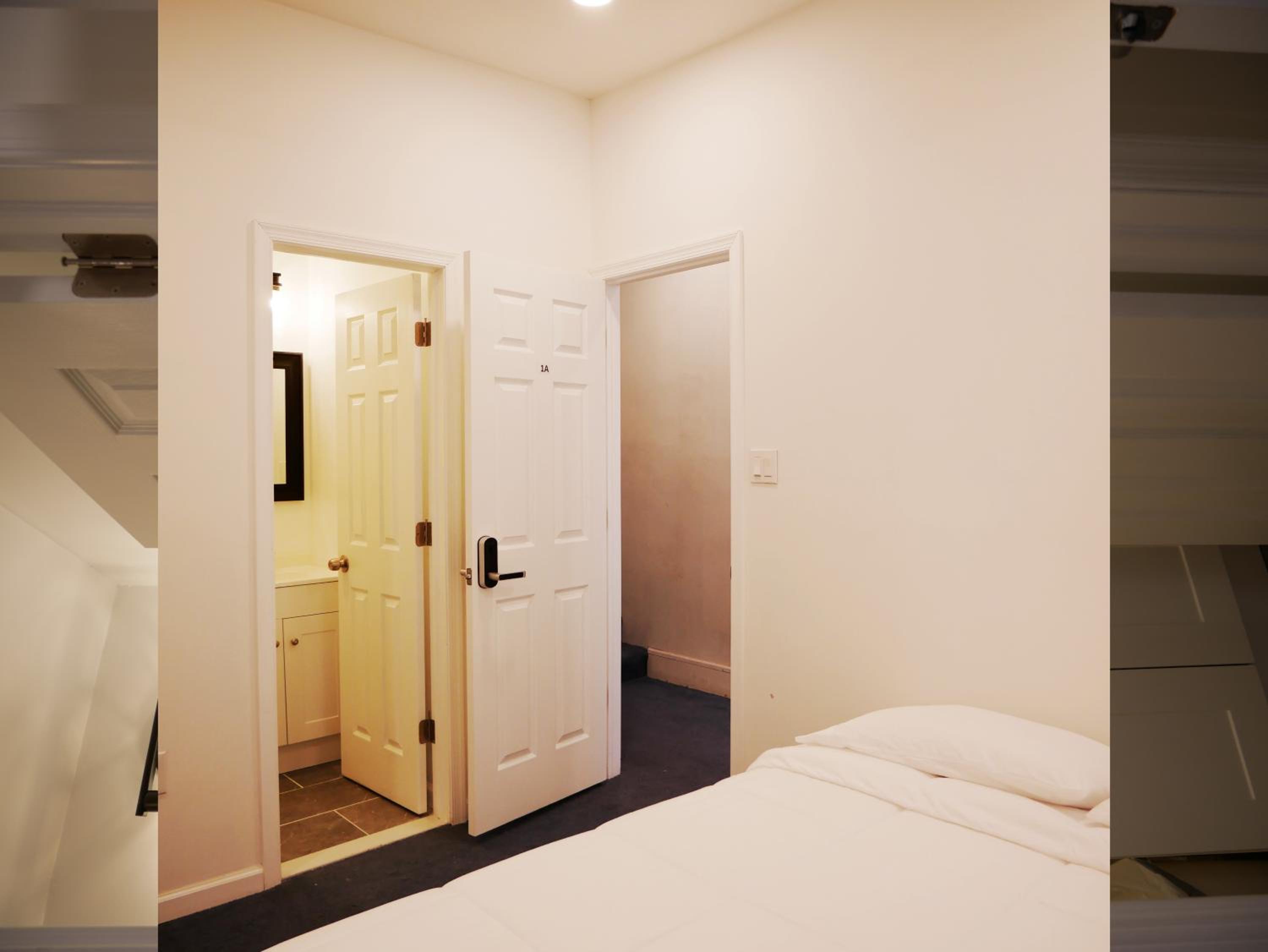 Five-Bedroom House - Photo 8