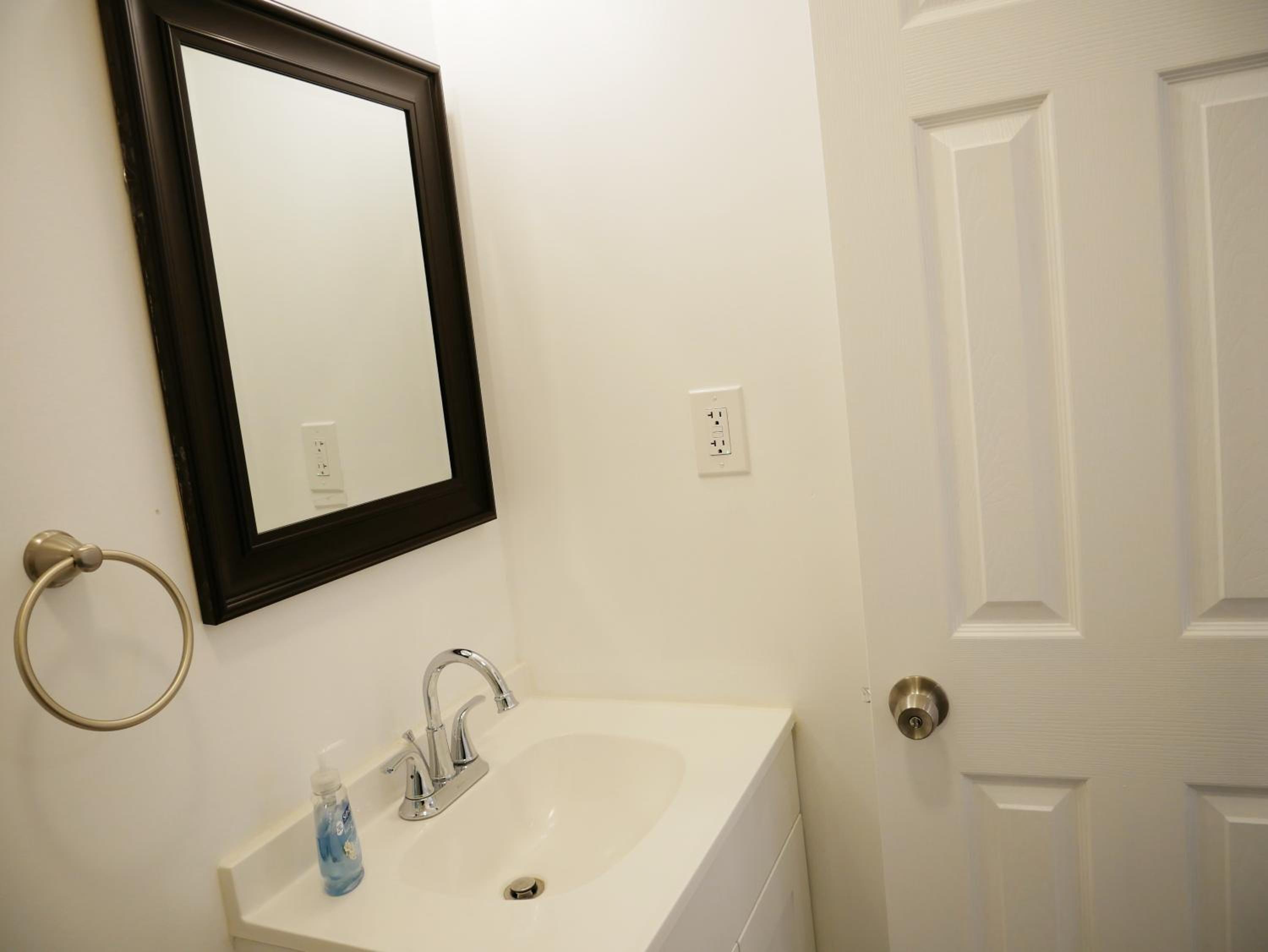 Five-Bedroom House - Photo 4