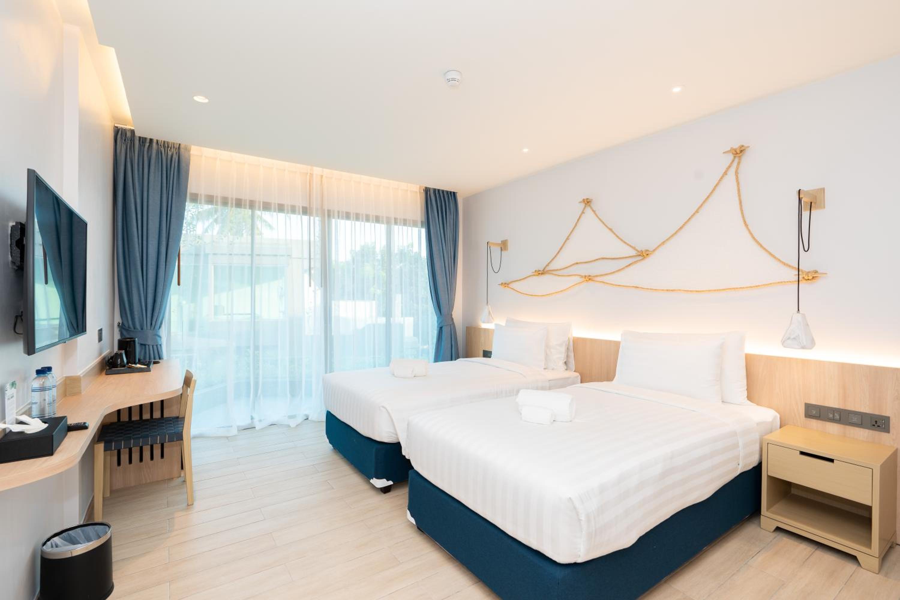 Deluxe Twin with Tree View - Photo 3
