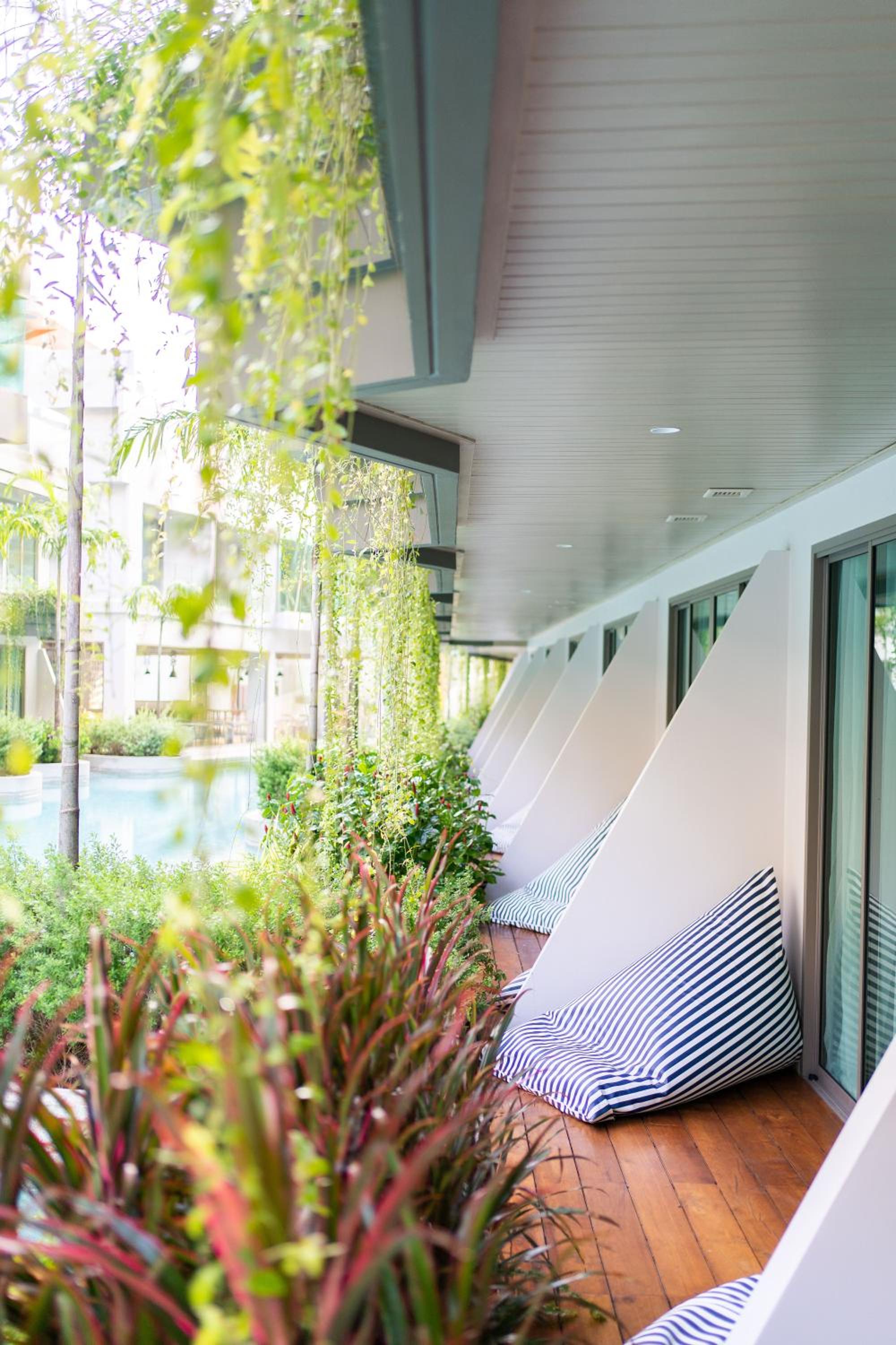 Deluxe Pool Access Double Bed with Partial Pool view - Photo 8