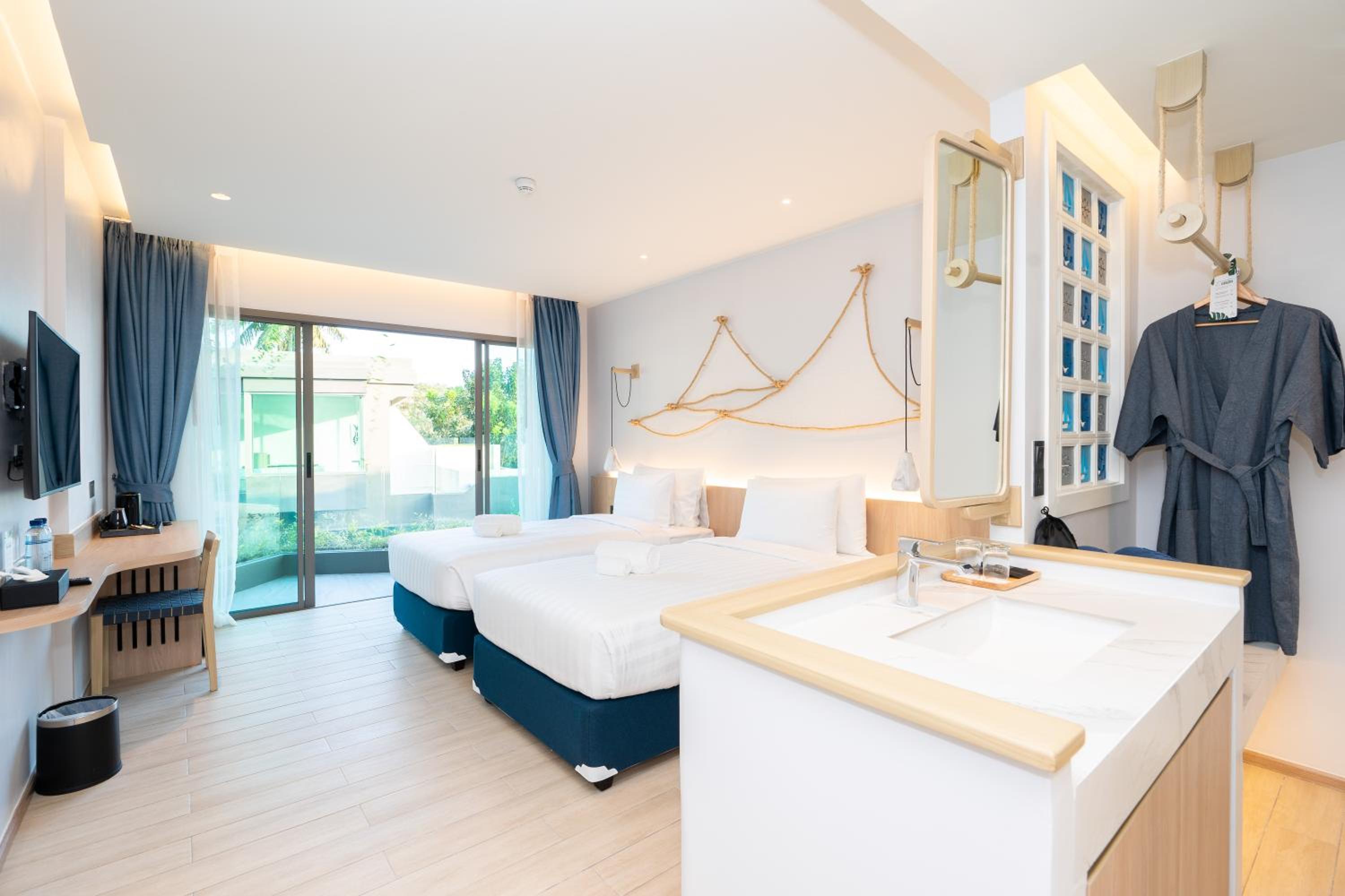Deluxe Twin with Tree View - Photo 14
