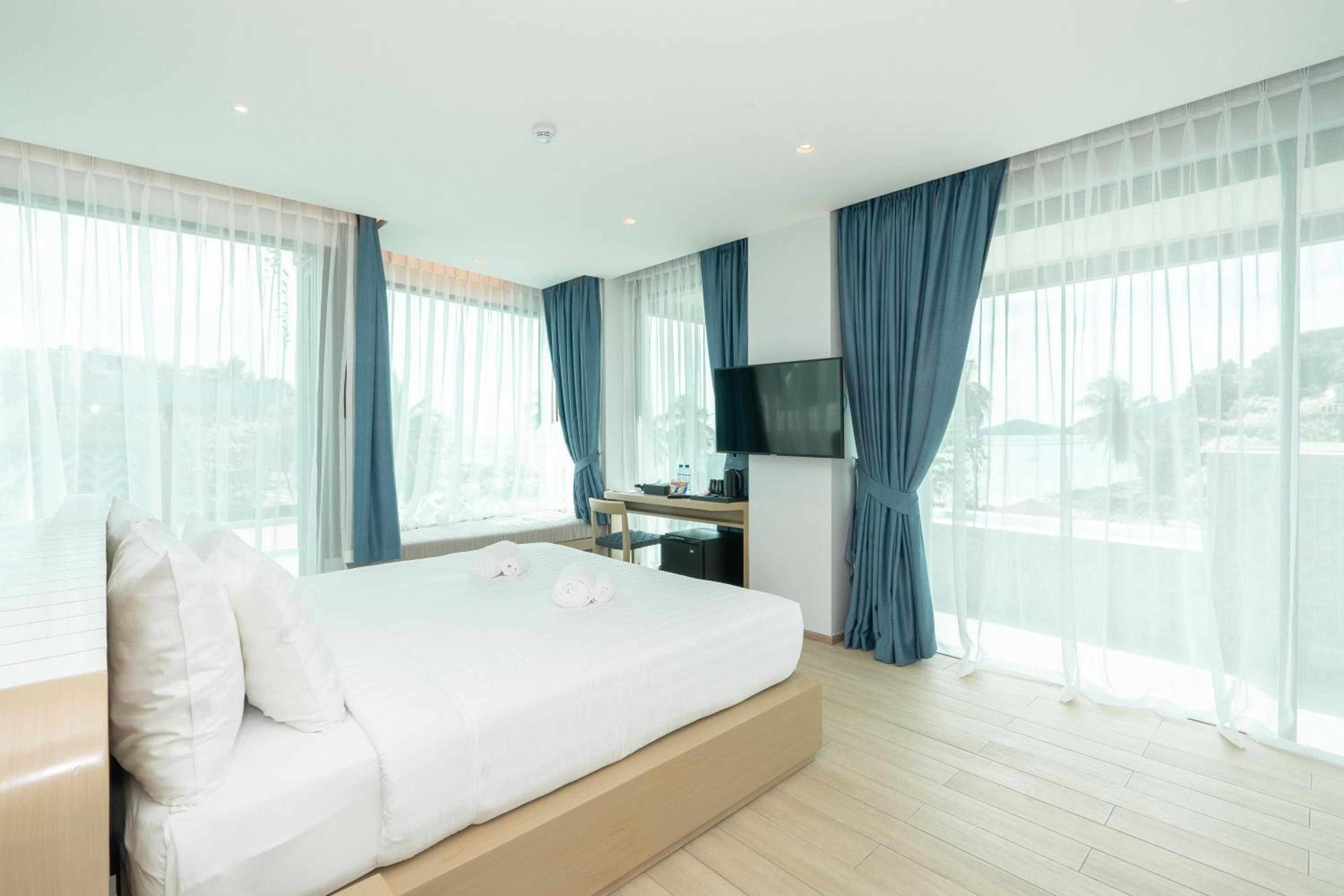 Suite with bathtub and private jacuzzi - Photo 1