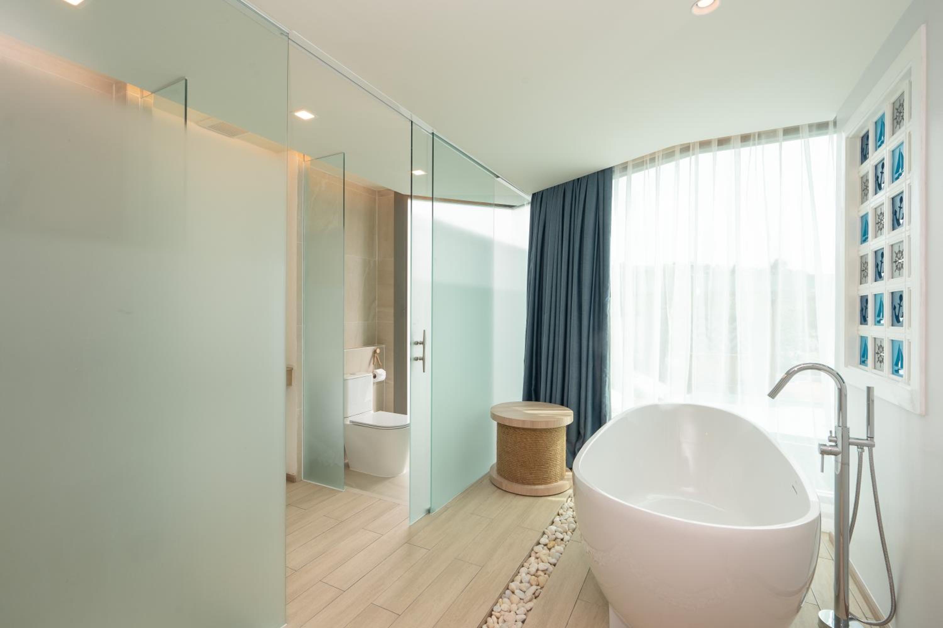 Suite with bathtub and private jacuzzi - Photo 10