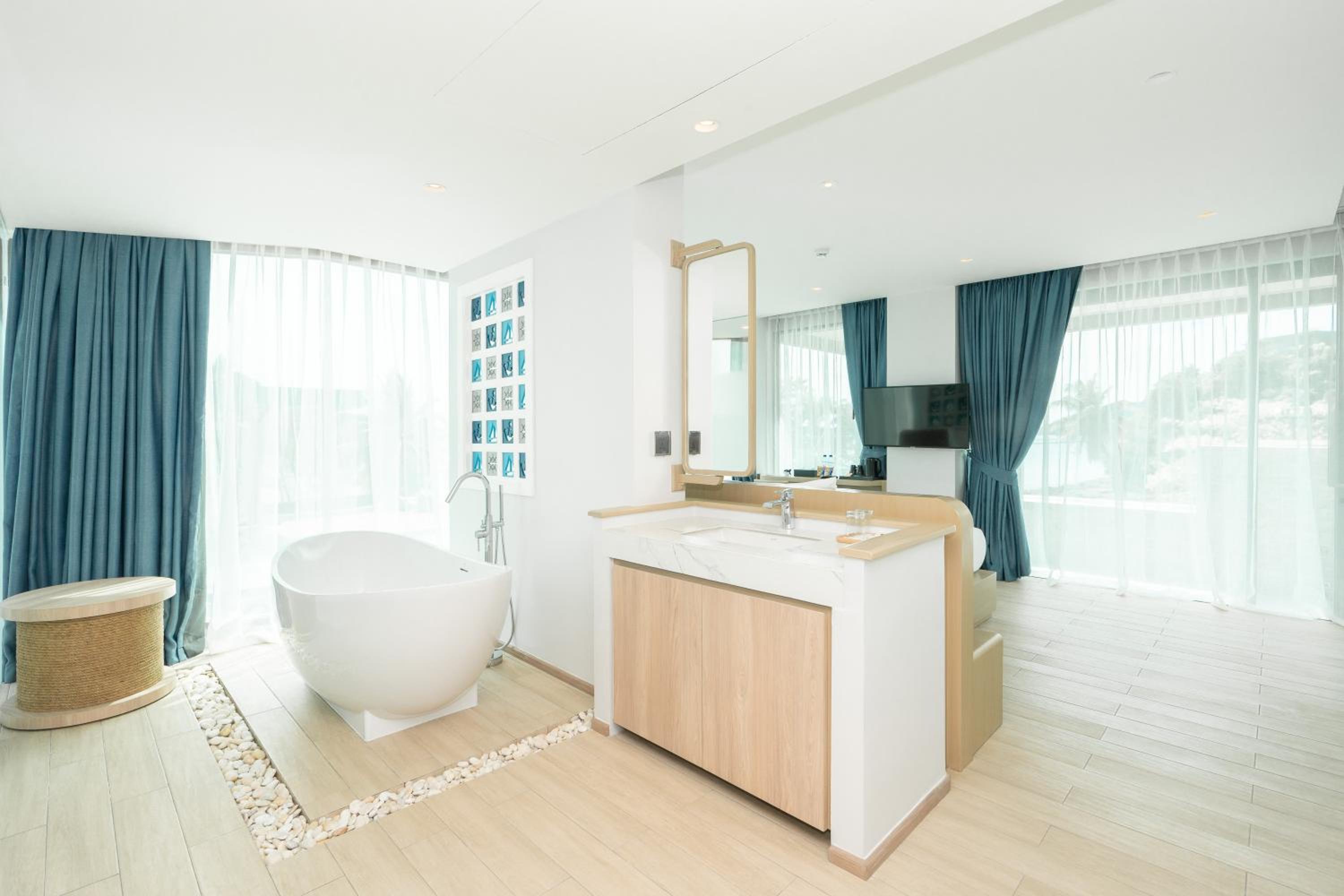 Suite with bathtub and private jacuzzi - Photo 7