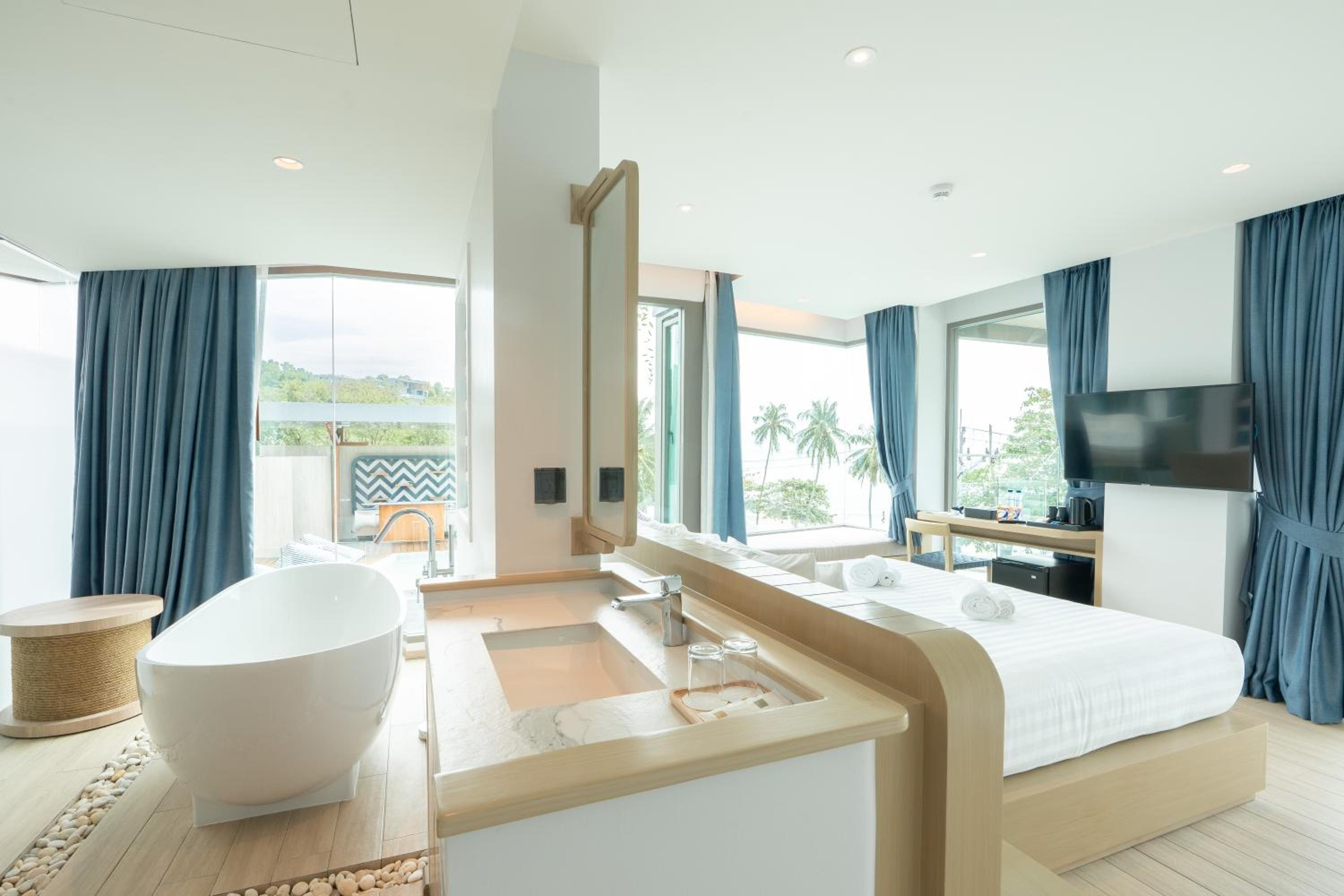 Suite with bathtub and private jacuzzi - Photo 9