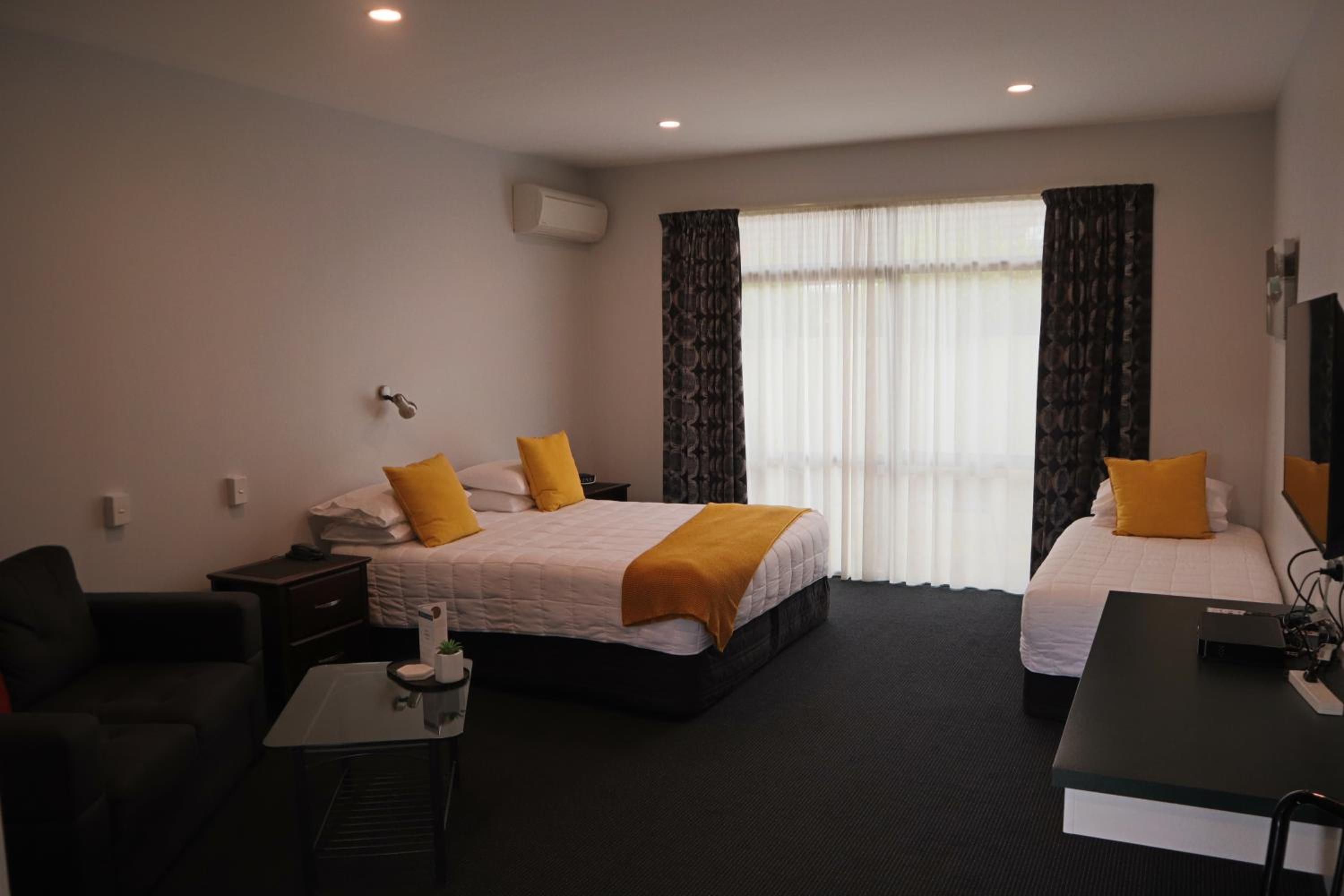 Standard Twin Room - Photo 1