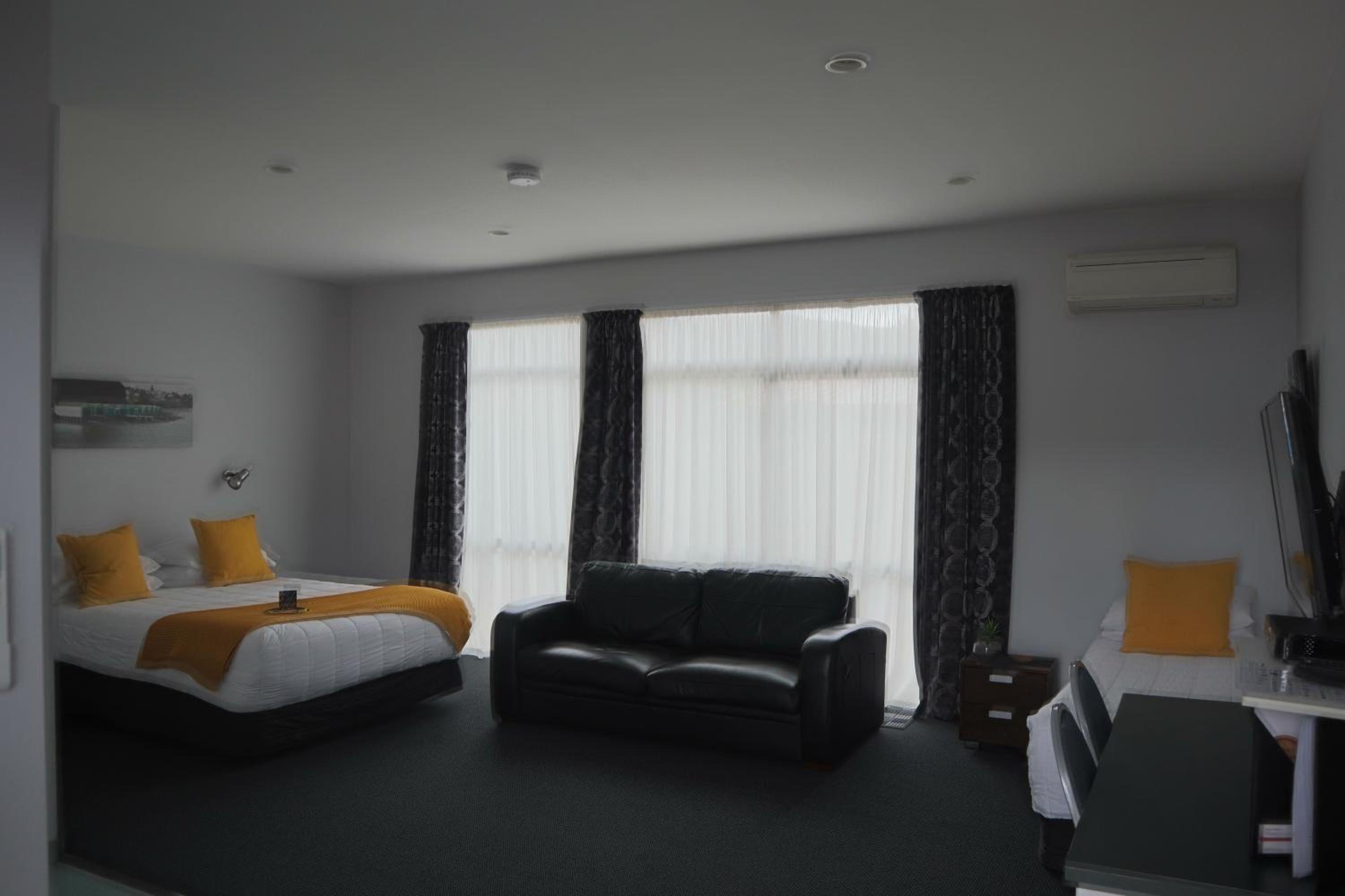 Standard Twin Room - Photo 2