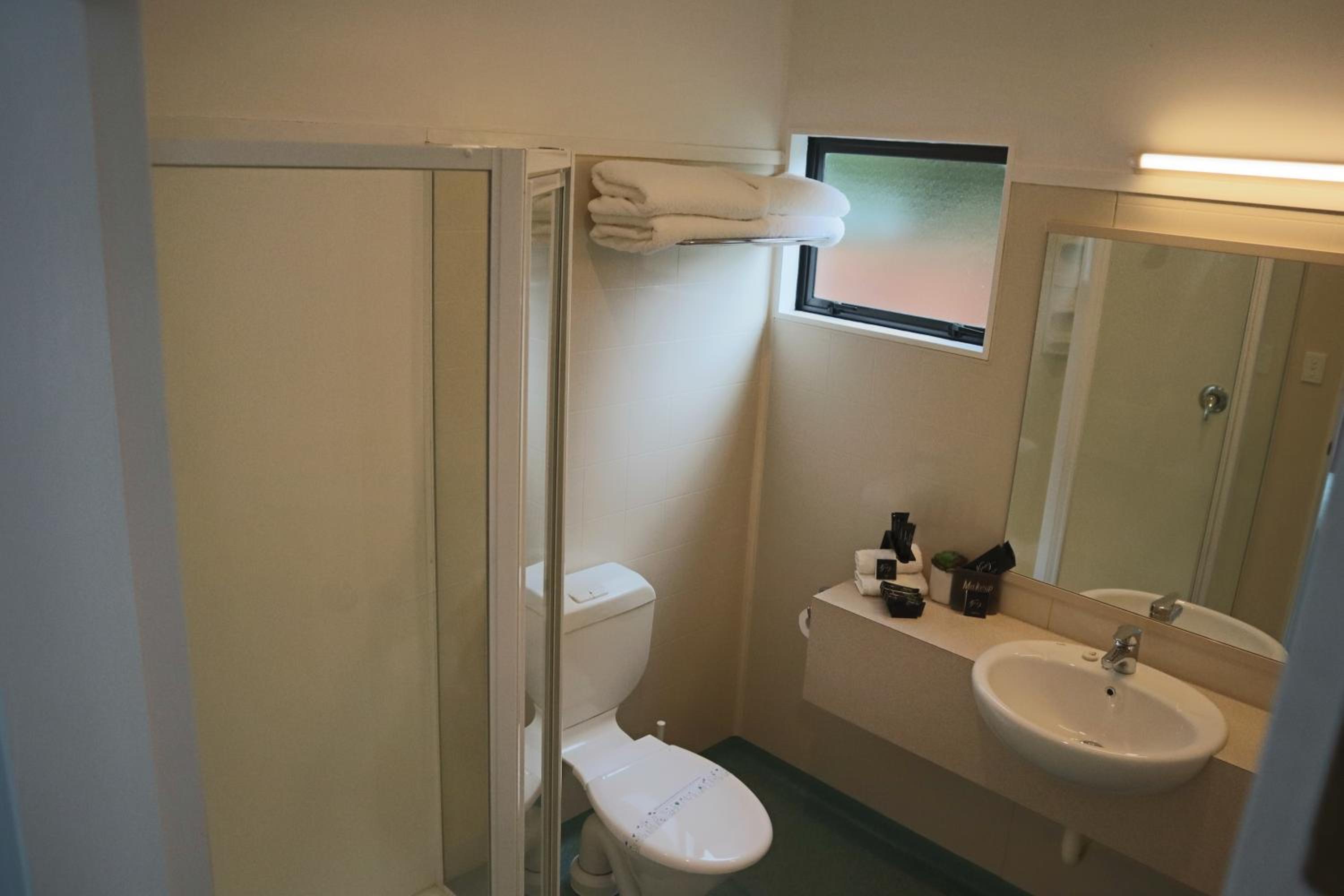 Standard Twin Room - Photo 4