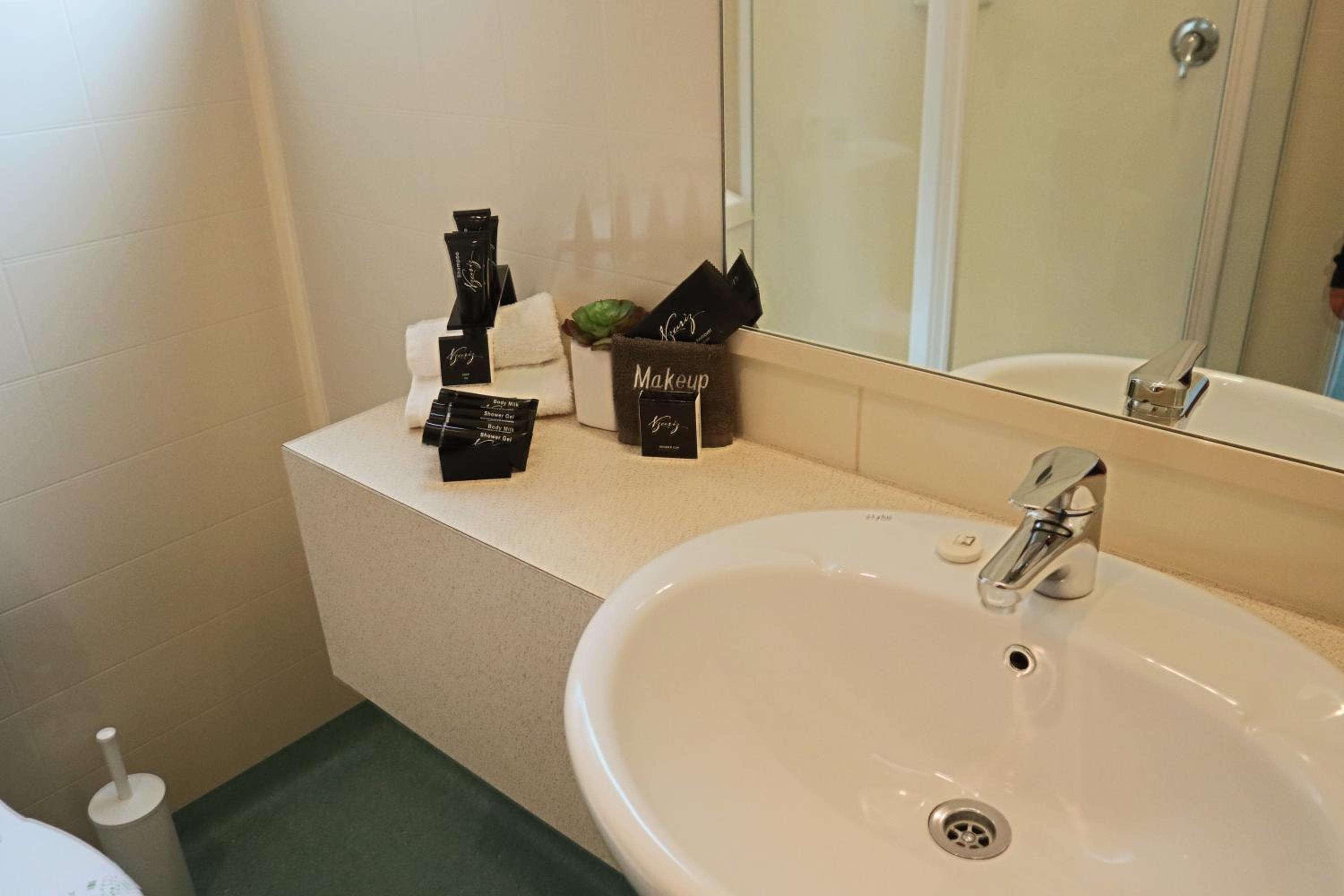 Standard Twin Room - Photo 3