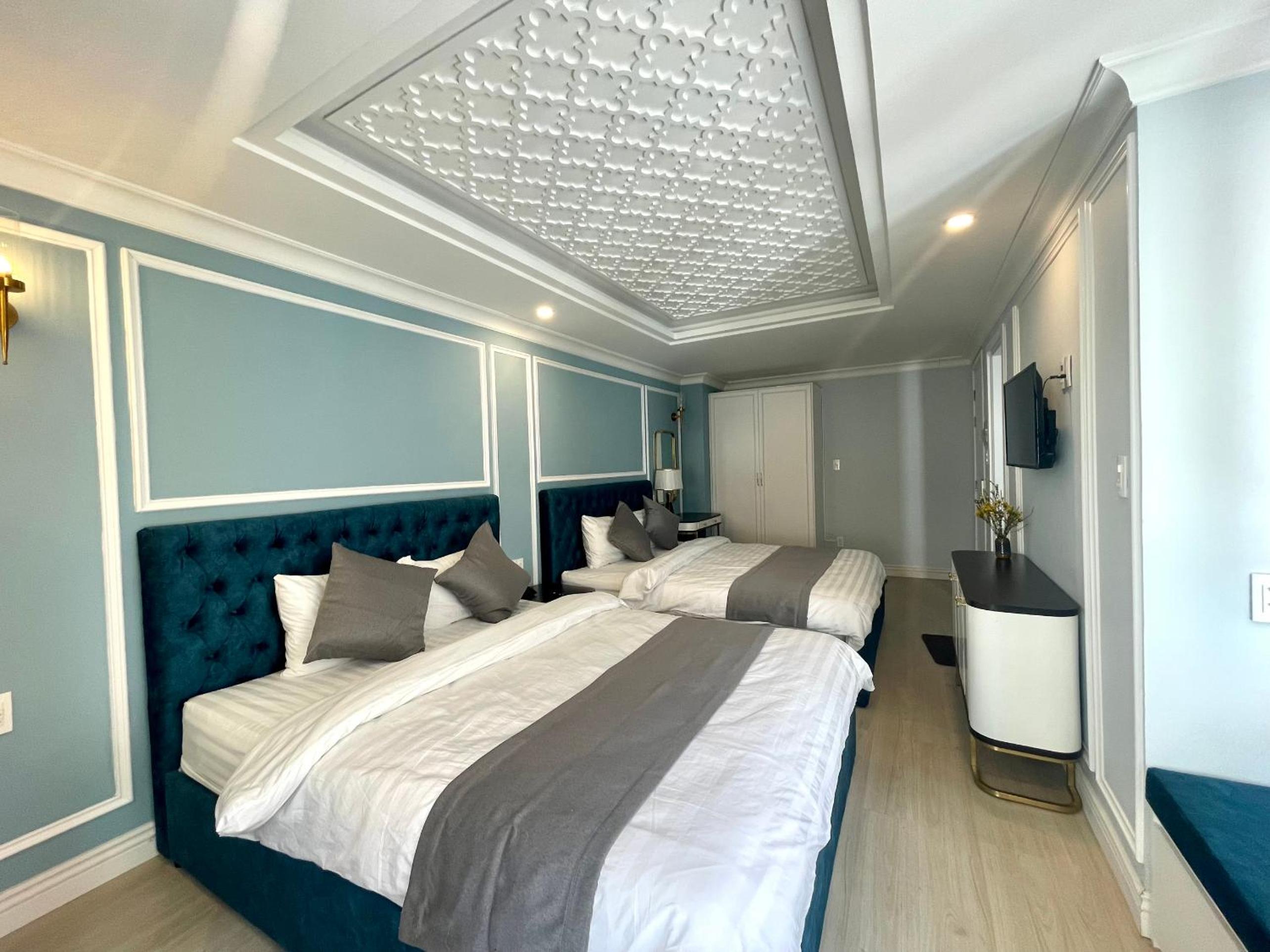 Quadruple Room with Balcony - Photo 2