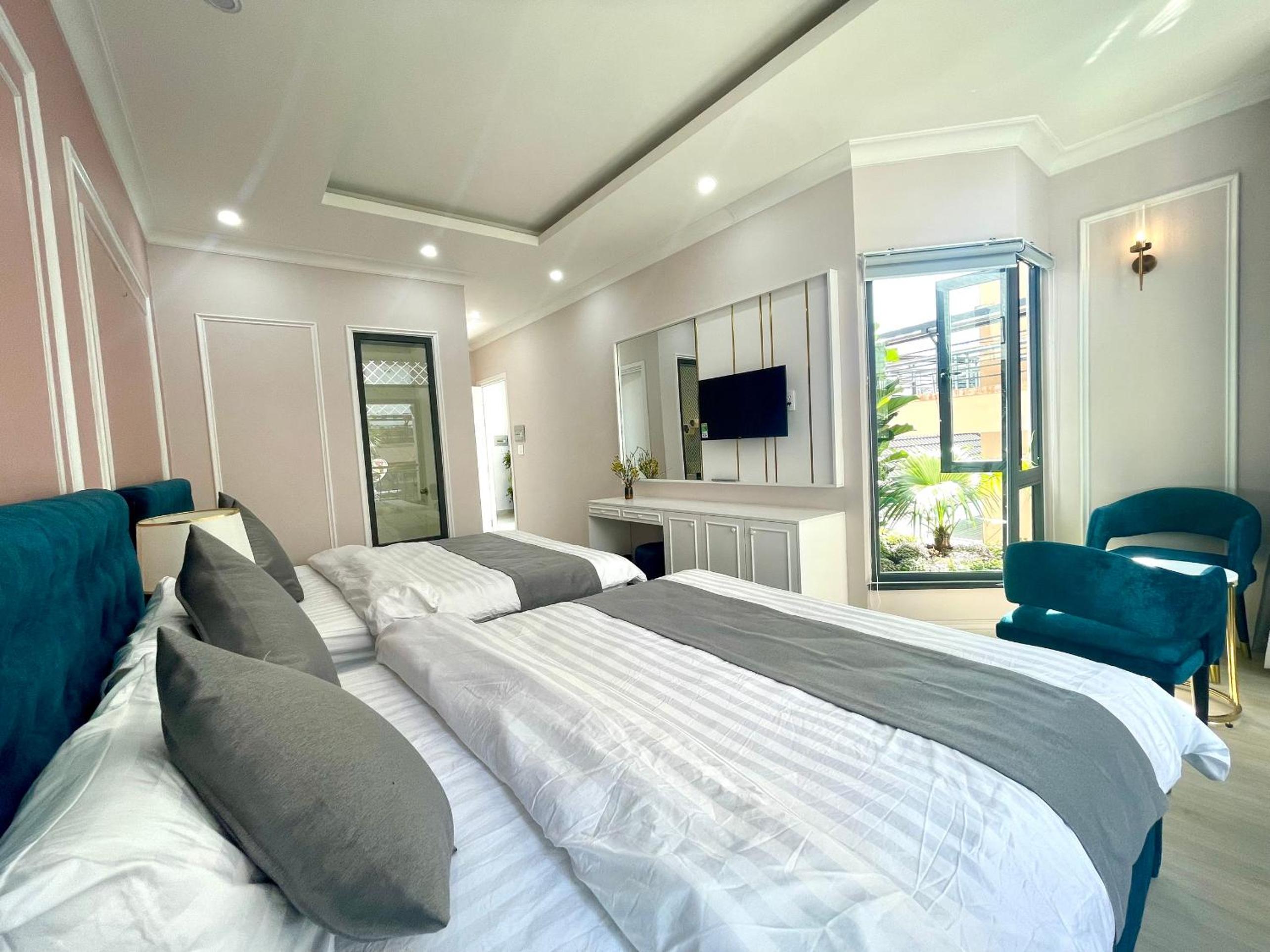 Quadruple Room with Balcony - Photo 8