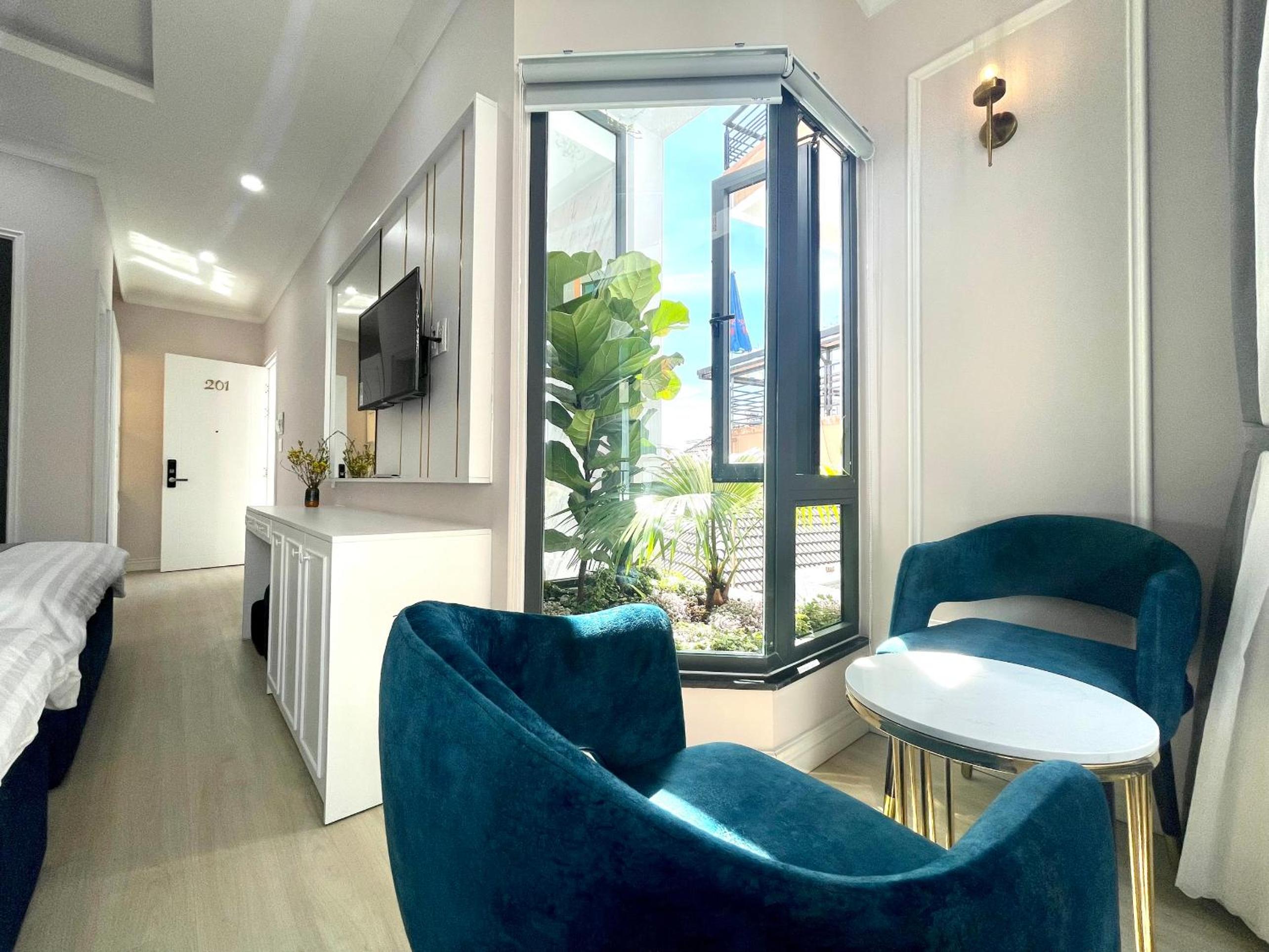Quadruple Room with Balcony - Photo 6