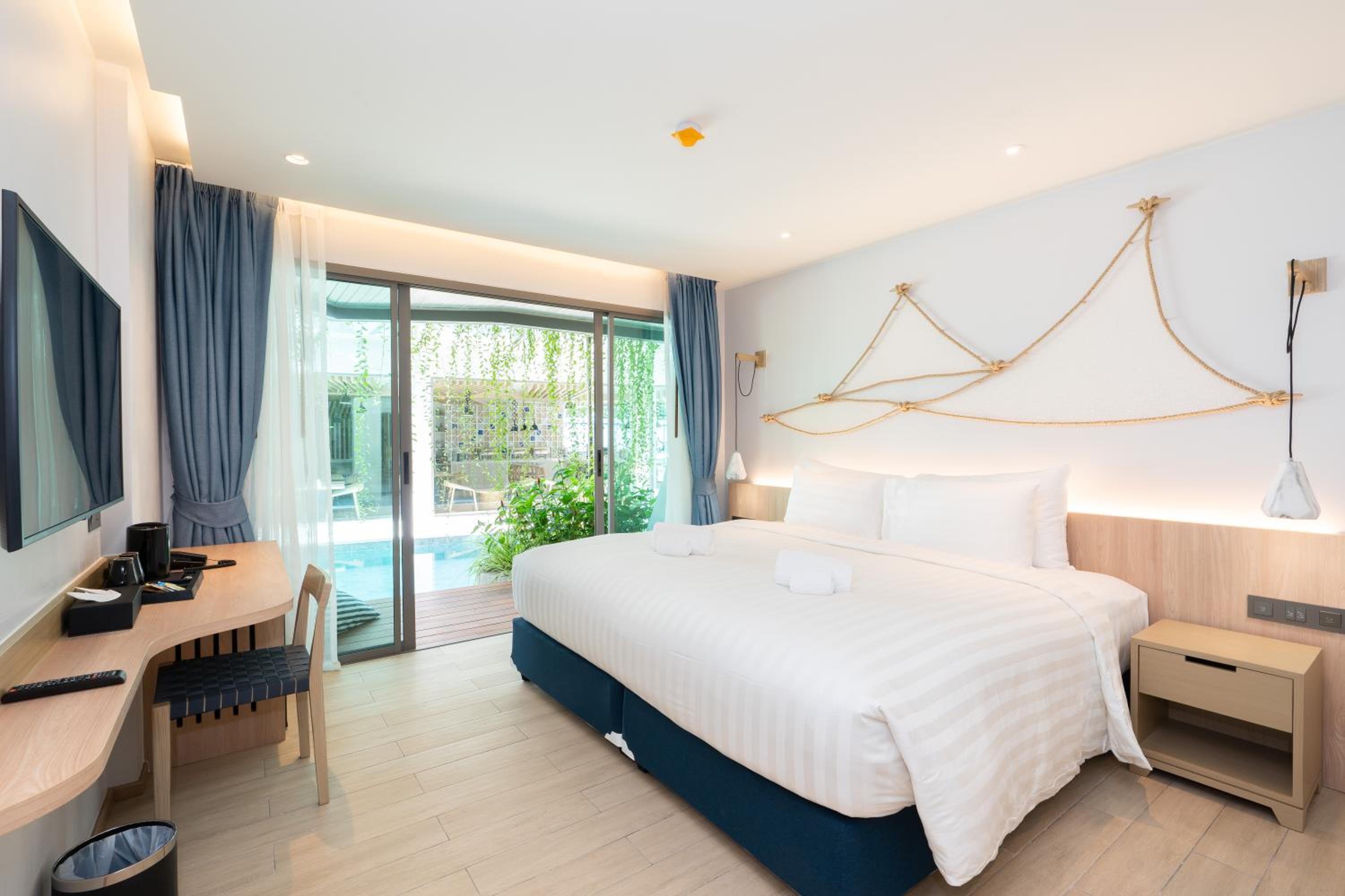 Deluxe Pool Access Double Bed - Photo 8