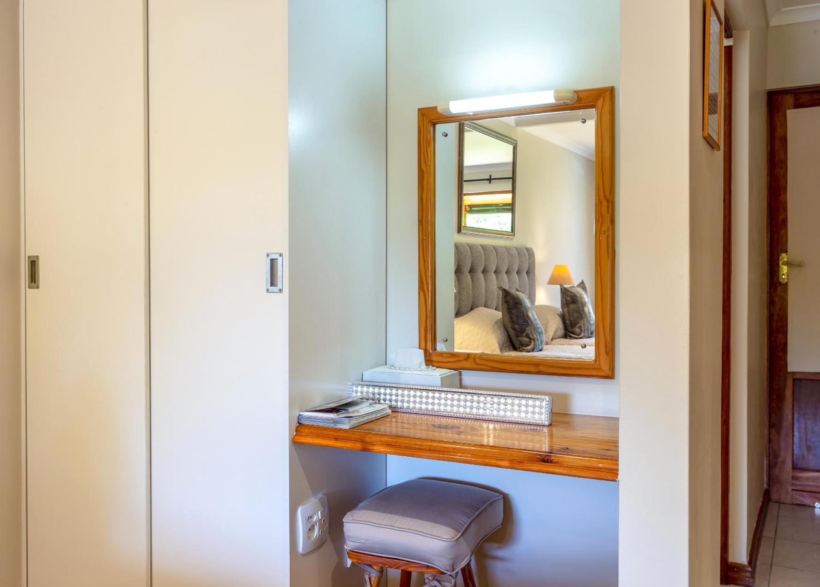 Large Twin Room - Photo 6