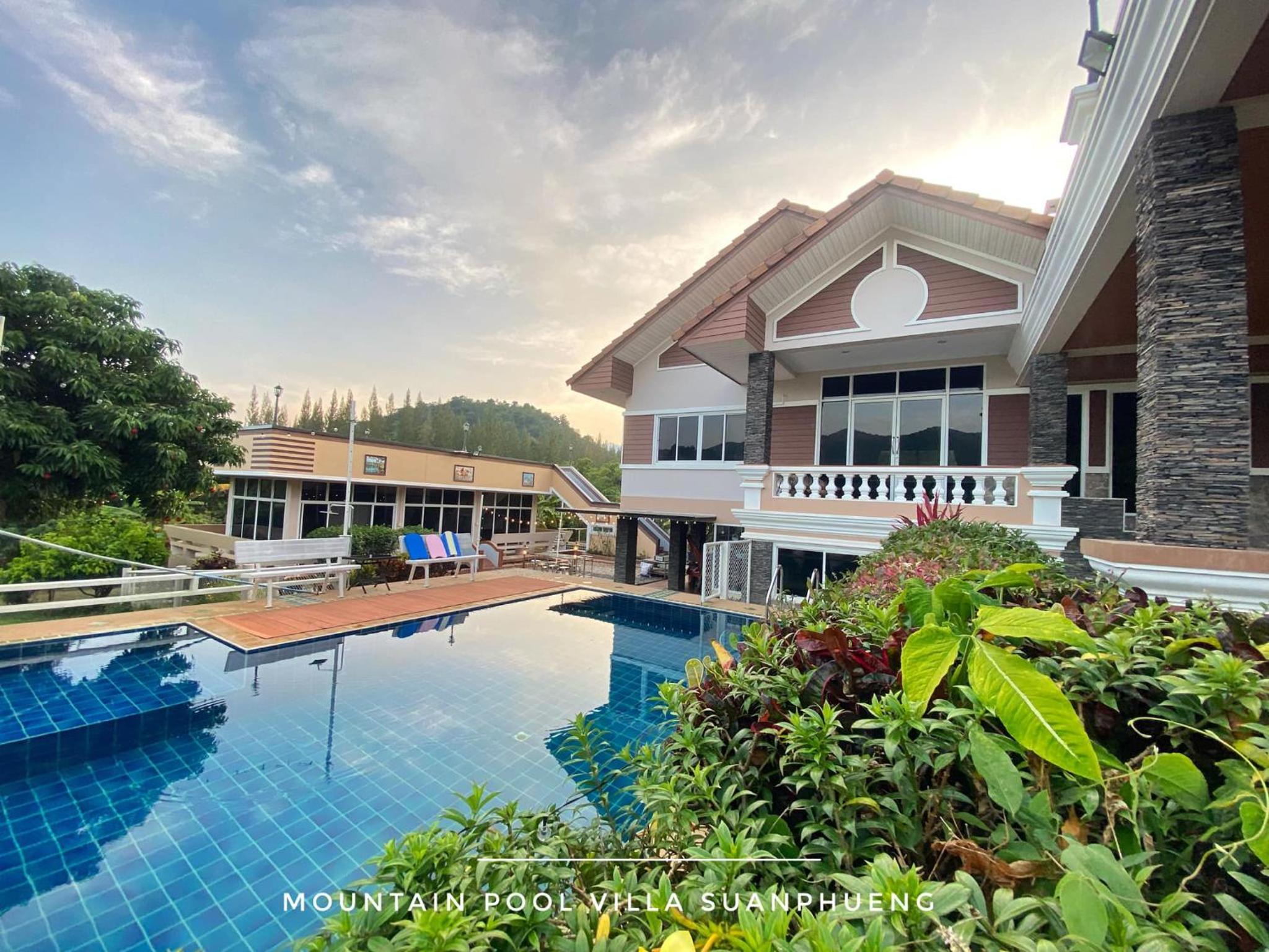 Five-Bedroom House photo 2