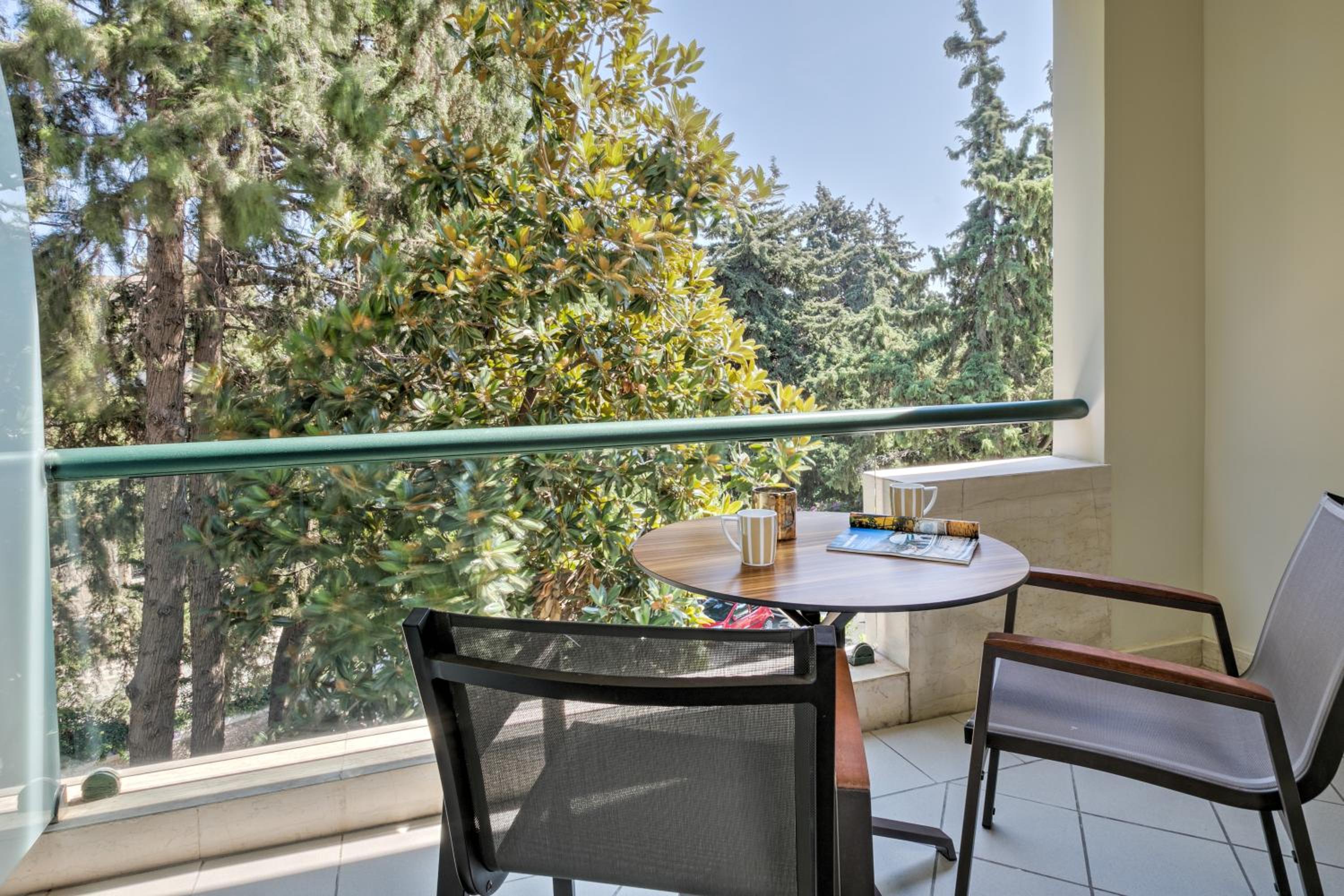 Executive Park Suite - Photo 17