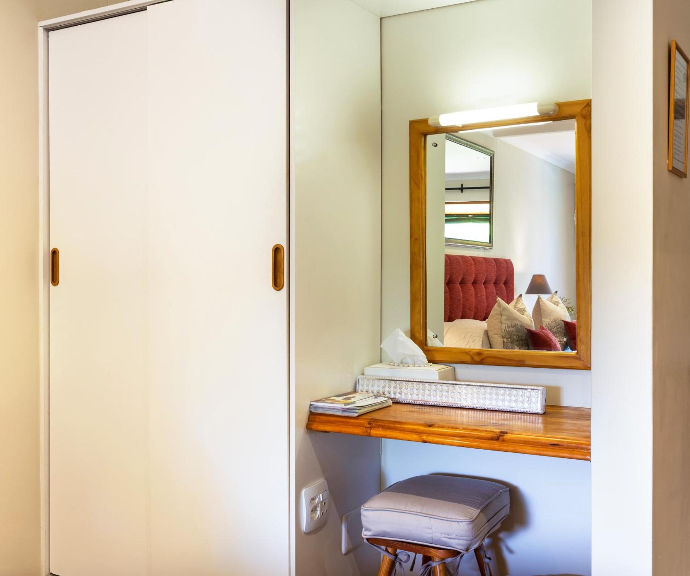 Twin Room with Balcony - Photo 12