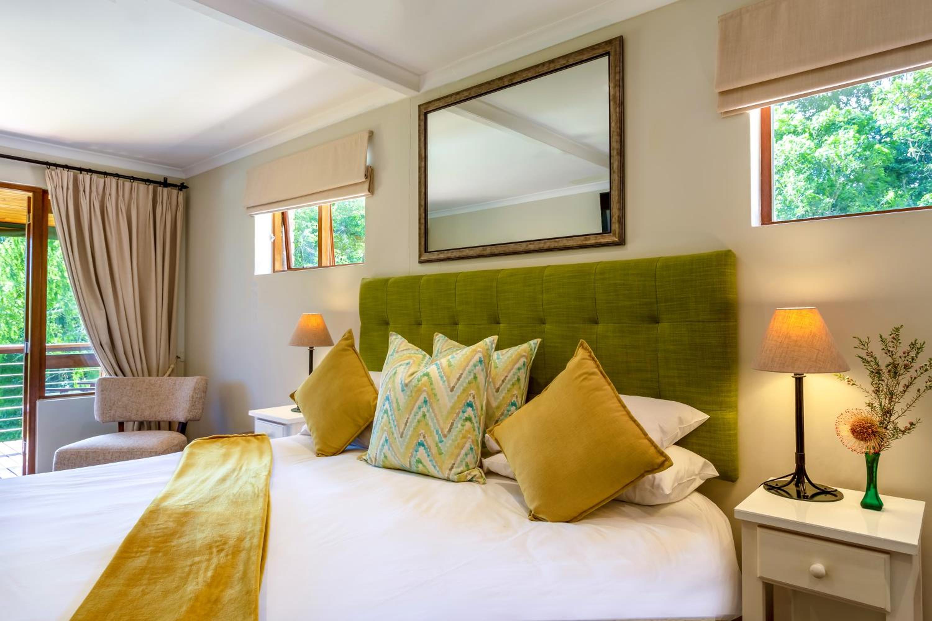 King Room with Balcony - Photo 8
