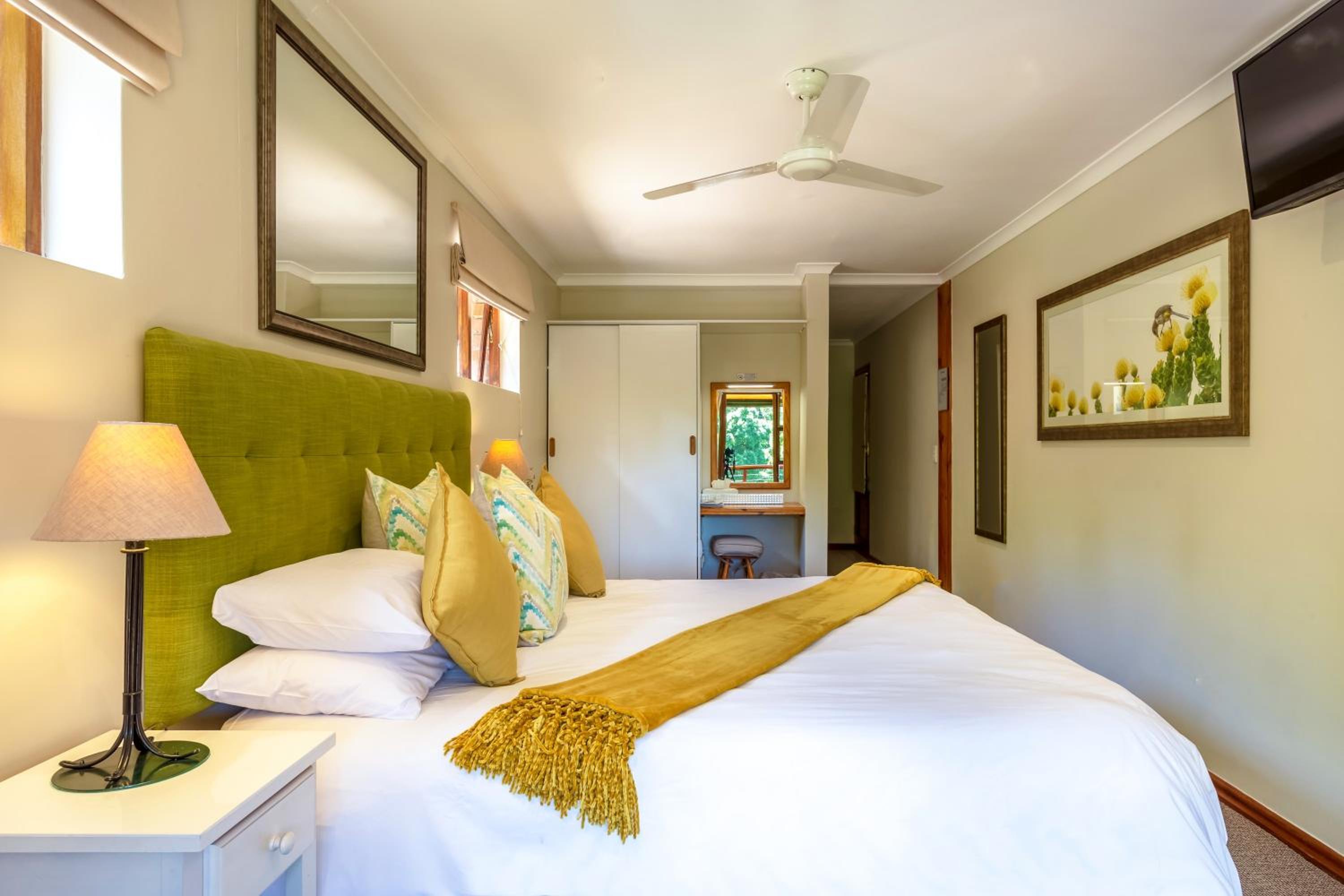 King Room with Balcony - Photo 9