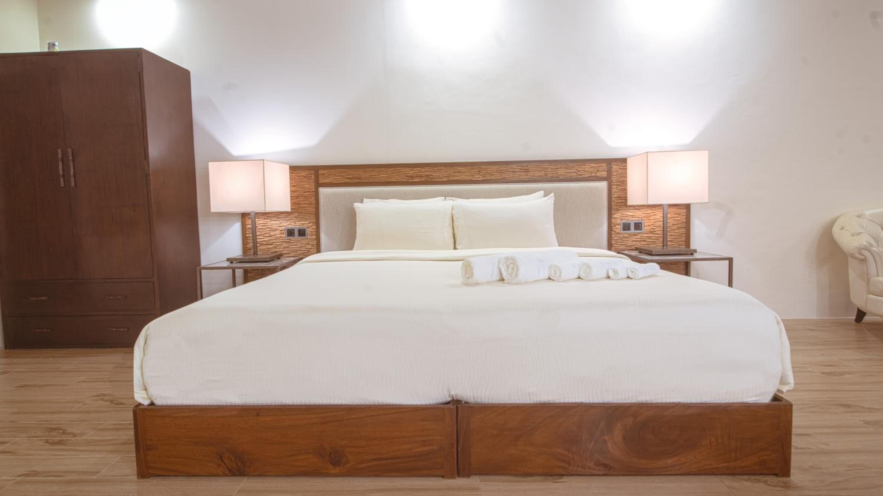 Honeymoon Suite - Photo 2