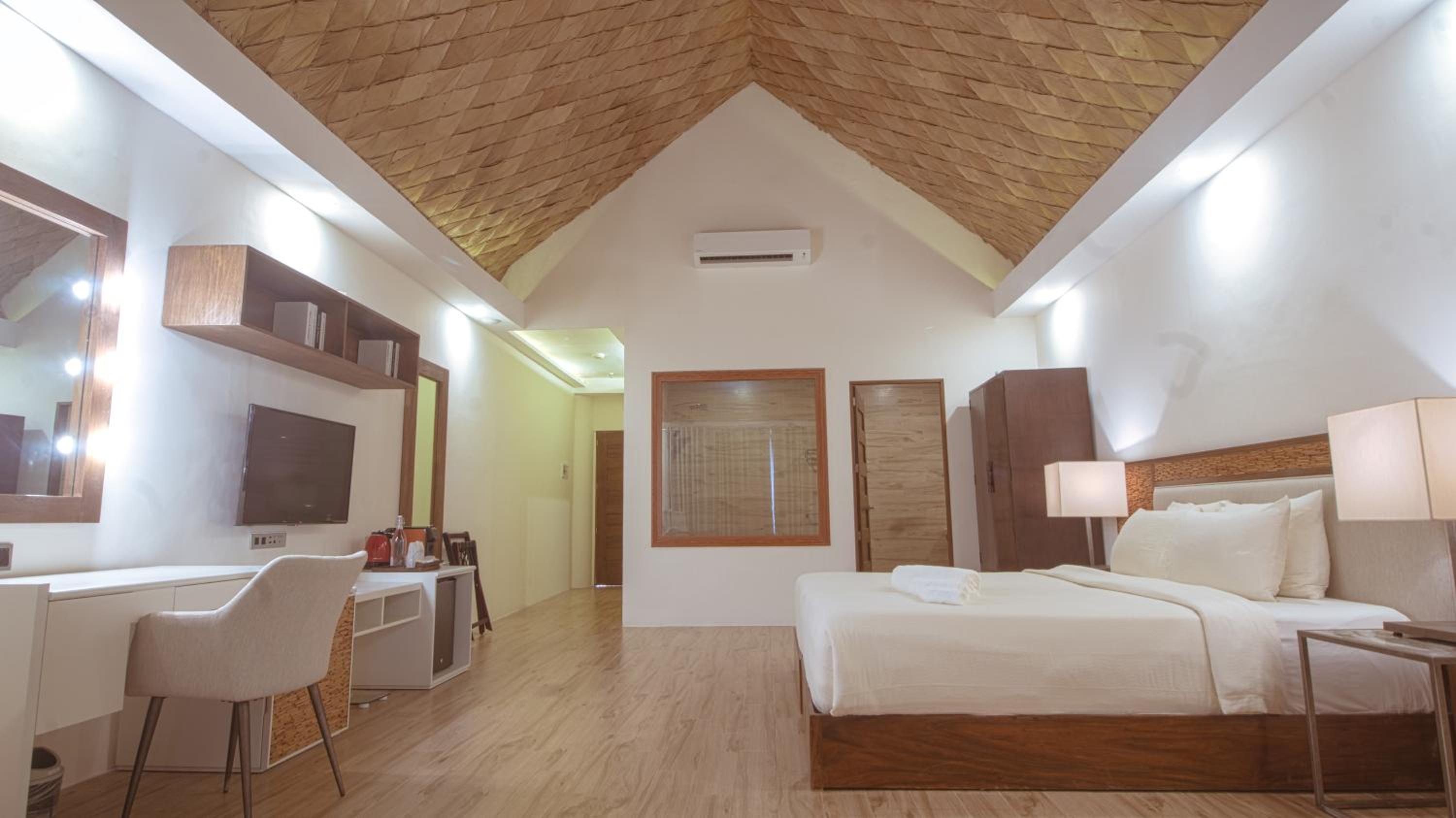 Honeymoon Suite - Photo 1