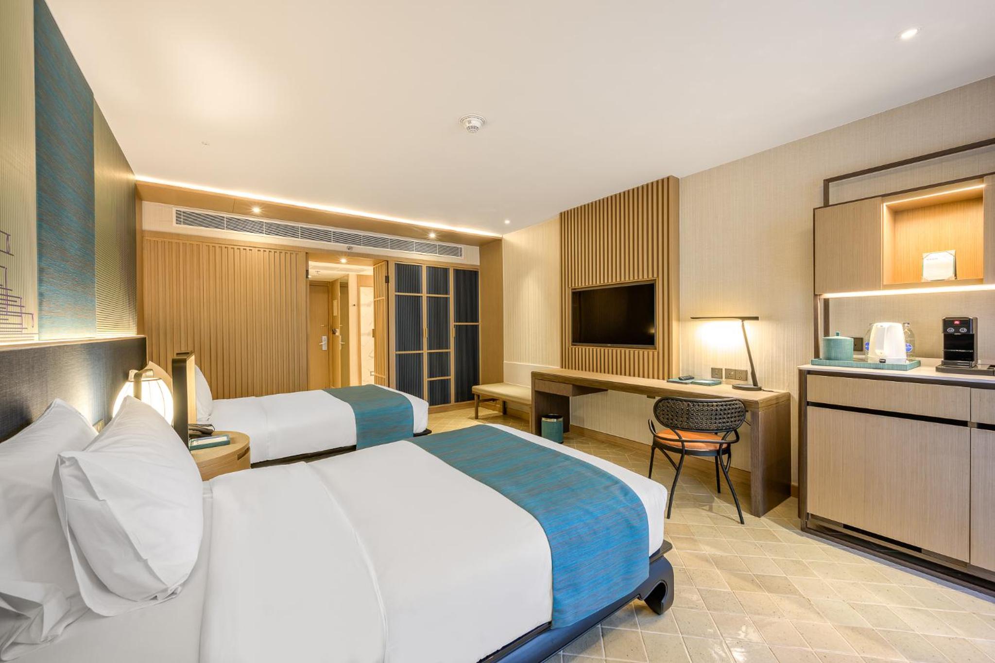 Premium Twin Room with Balcony and Pool View - Photo 6