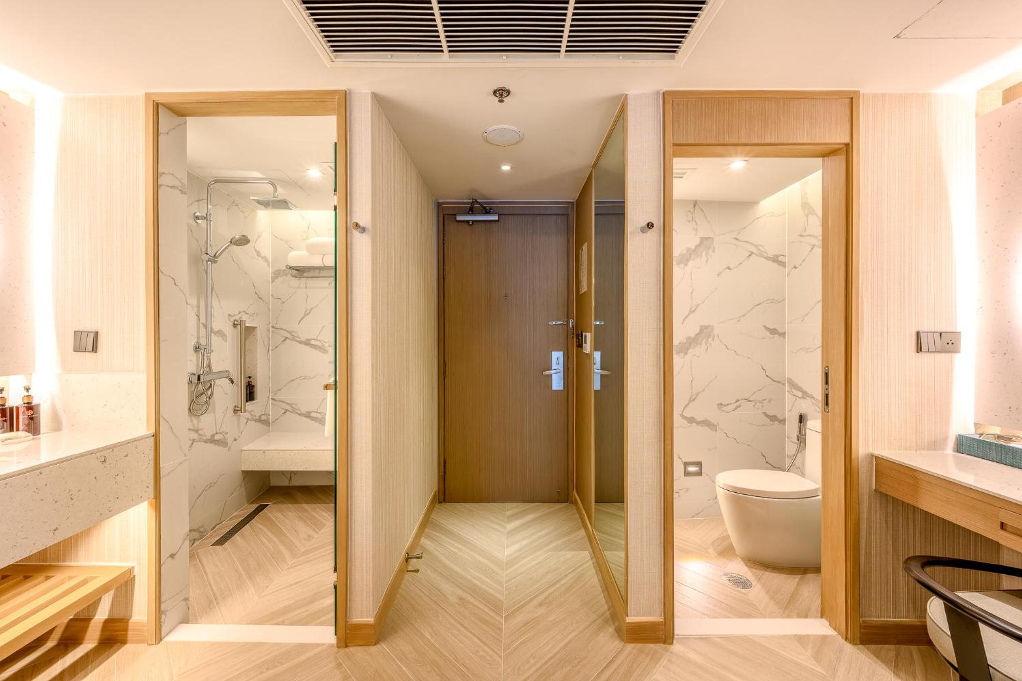 Premium King Room with Balcony and Pool View - Photo 5