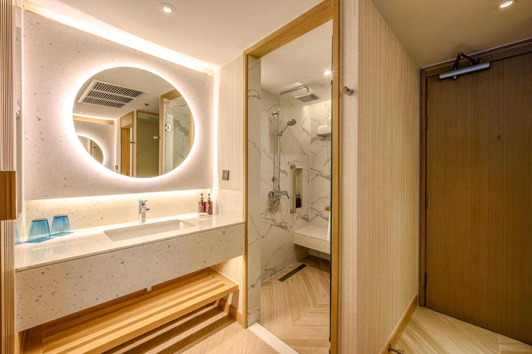 Premium King Room with Balcony and Pool View - Photo 6