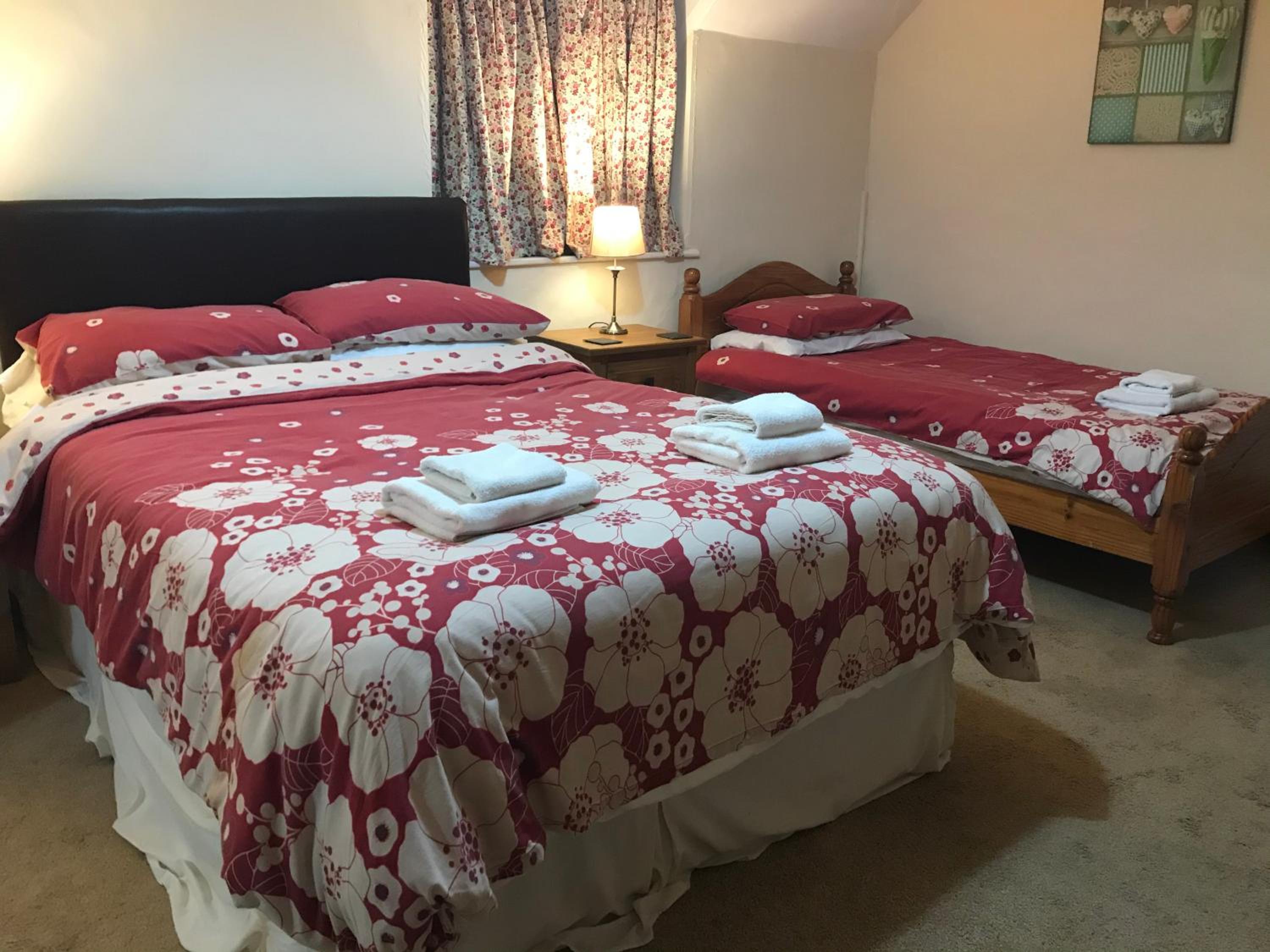 Economy Triple Room With Shared Bathroom photo 1