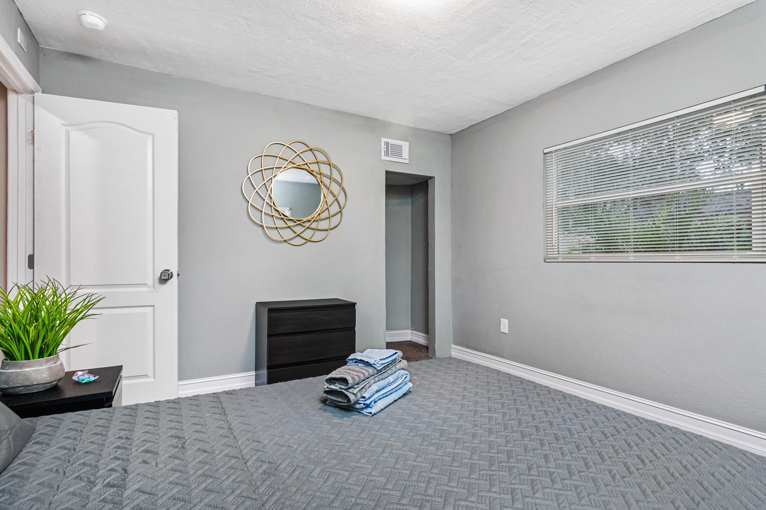 Five-Bedroom House photo 1