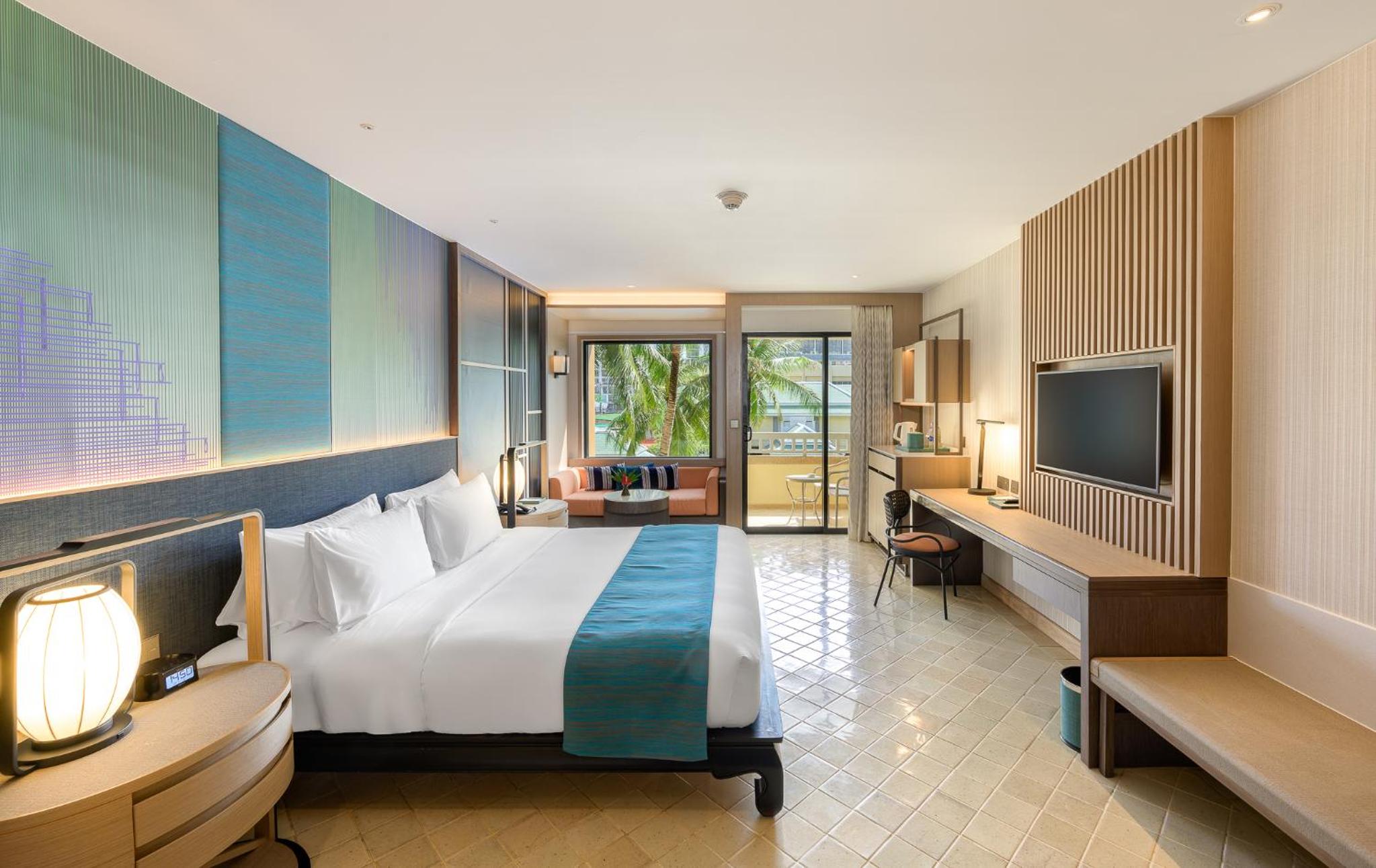 Premium King Room with Balcony and Pool View - Photo 8
