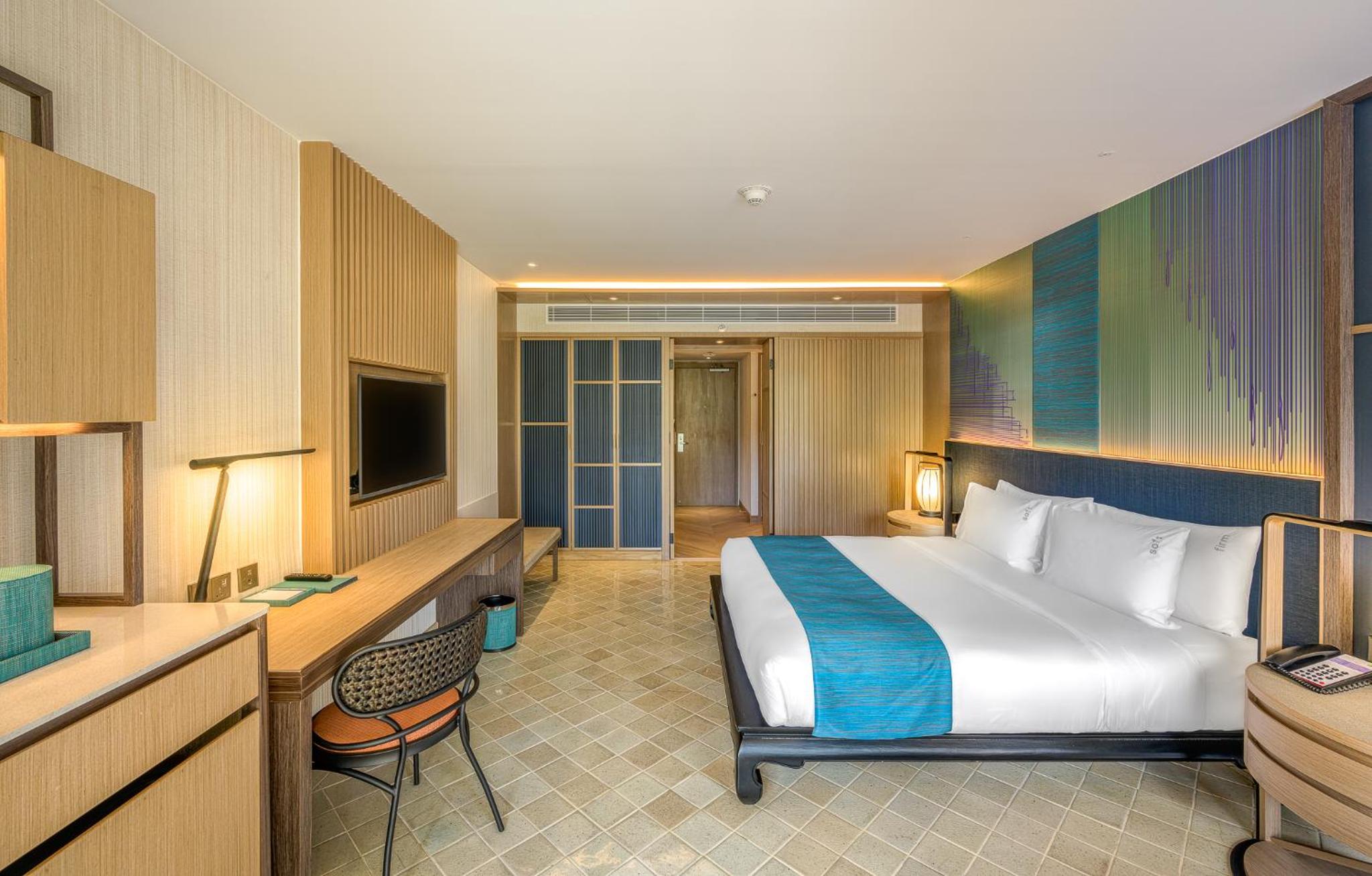 Premium King Room with Balcony and Pool View - Photo 4